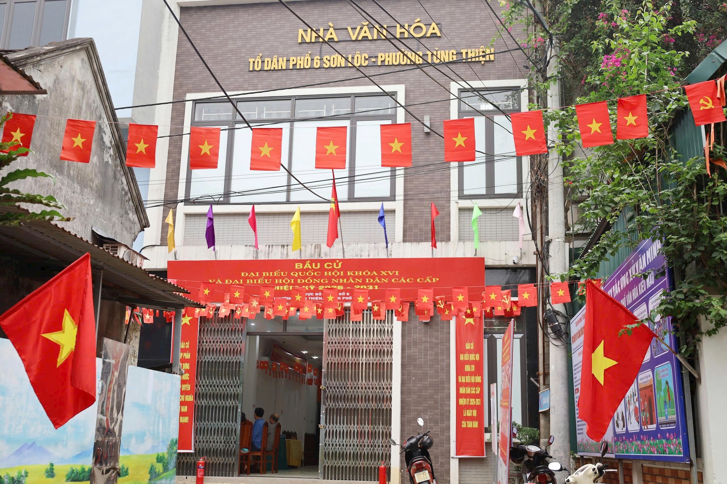 Khuôn viên Nhà văn hóa Tổ dân phố số 6 Sơn Lộc được trang trí rực rỡ trước ngày bầu cử. Ảnh: PL