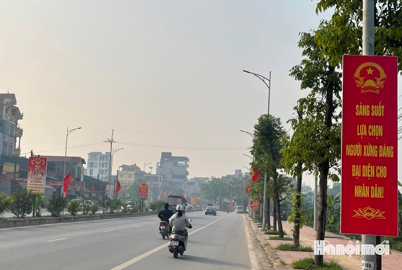 Không chỉ tại các khu vực bỏ phiếu, trên các tuyến đường trung tâm xã, các băng rôn, khẩu hiệu tuyên truyền về bầu cử trên địa bàn xã Bình Minh được trang trí bắt mắt, trang trọng