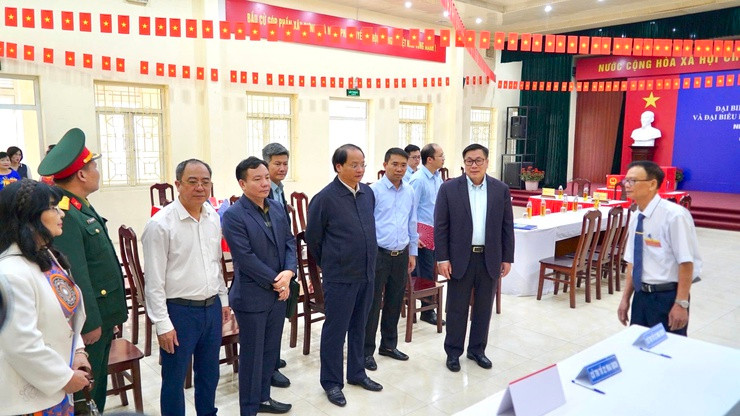 Đoàn công tác của Thành ủy kiểm tra công tác bầu cử tại phường Từ Liêm. Ảnh: Trung Hiêu