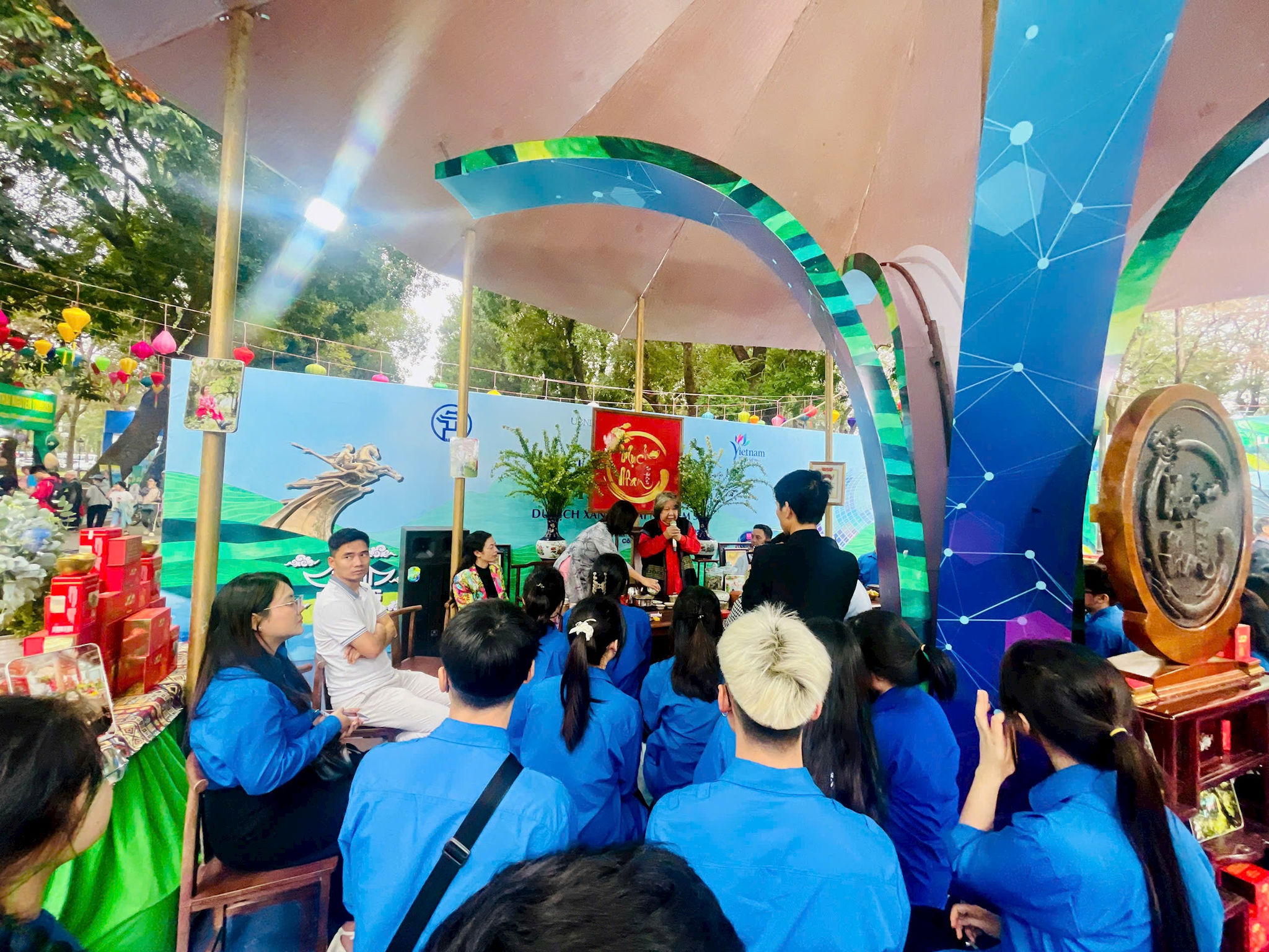 Chương trình không chỉ là dịp giới thiệu nghệ thuật thưởng trà - một nét đẹp tinh tế và sâu sắc của văn hóa dân tộc - mà còn góp phần khơi dậy niềm tự hào về di sản văn hóa, lan tỏa những giá trị truyền thống tốt đẹp tới cộng đồng, du khách và đặc biệt là thế hệ trẻ. Qua đó, sự kiện hướng tới việc tạo dựng một không gian giao lưu văn hóa ý nghĩa, nơi công chúng có cơ hội tiếp cận, tìm hiểu và trải nghiệm chiều sâu của văn hóa trà Việt trong dòng chảy văn hóa Thăng Long – Hà Nội.