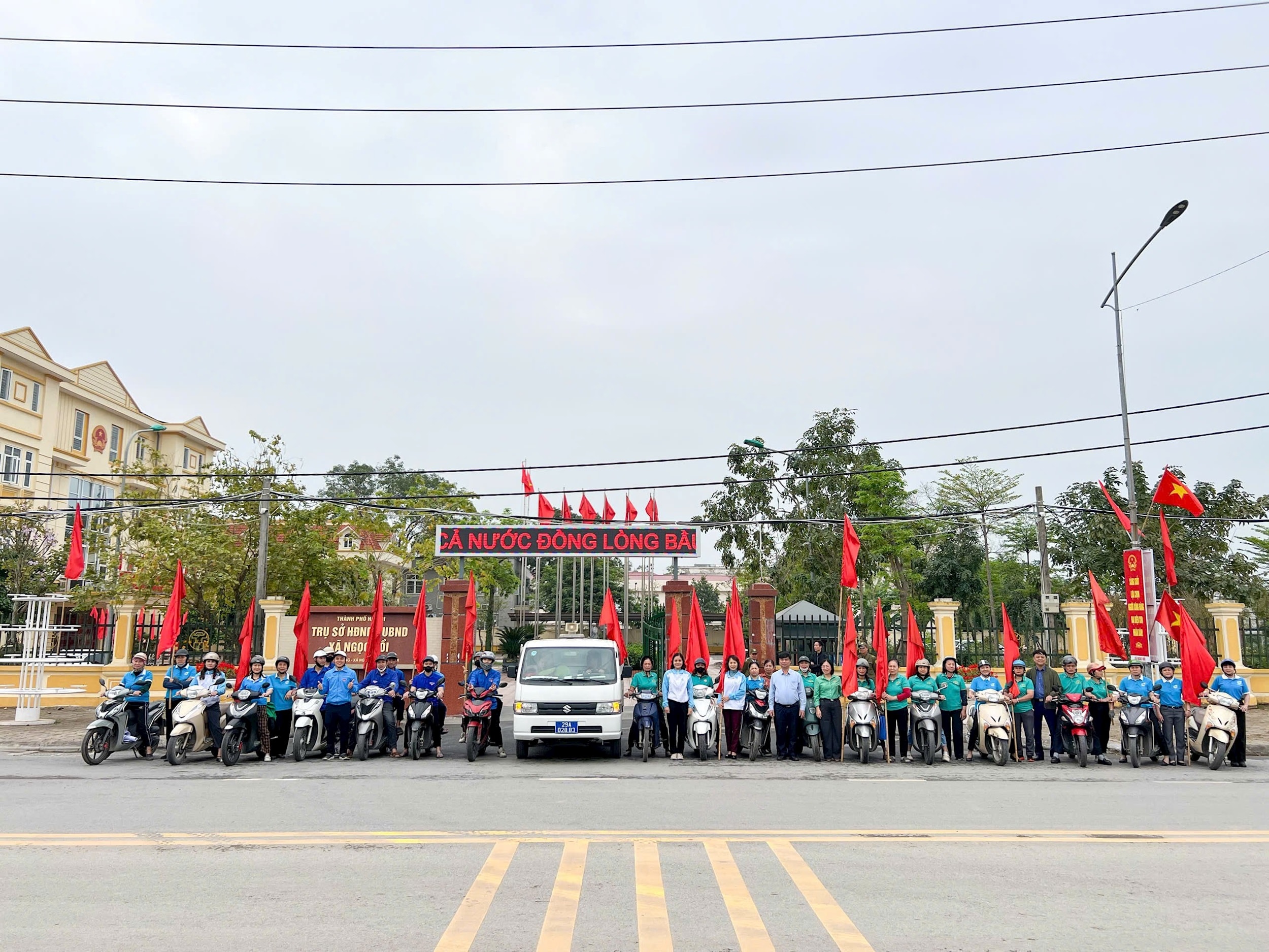 Các lực lượng tập trung triển khai tuyên truyền lưu động trên các tuyến đường. Ảnh: PV