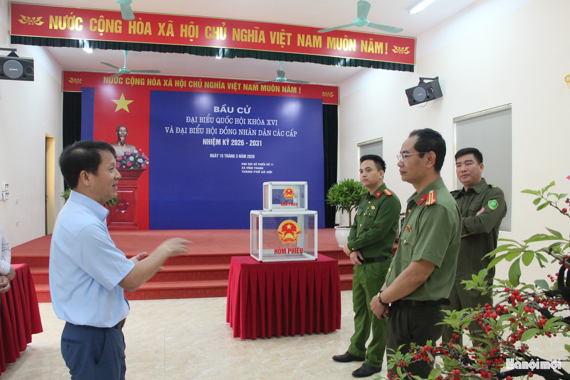 رفیق نگوین کوانگ دانگ - رئیس کمیته مردمی کمون وین تان، در حال بازرسی از کارهای امنیتی در منطقه اهدایی شماره ۱۱ در کمون. عکس: TH