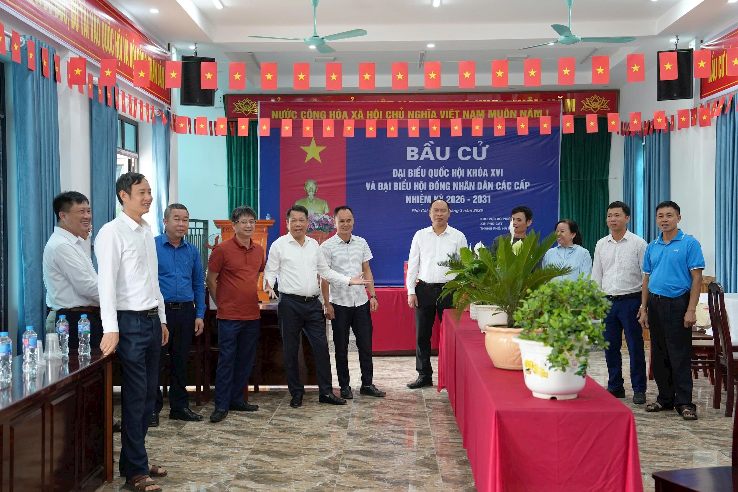 Công tác trang trí khánh tiết tại các khu vực bầu cử đã hoàn thành, sẵn sàng phục vụ cử tri trong ngày bầu cử. Ảnh: Ngọc Hiệp 