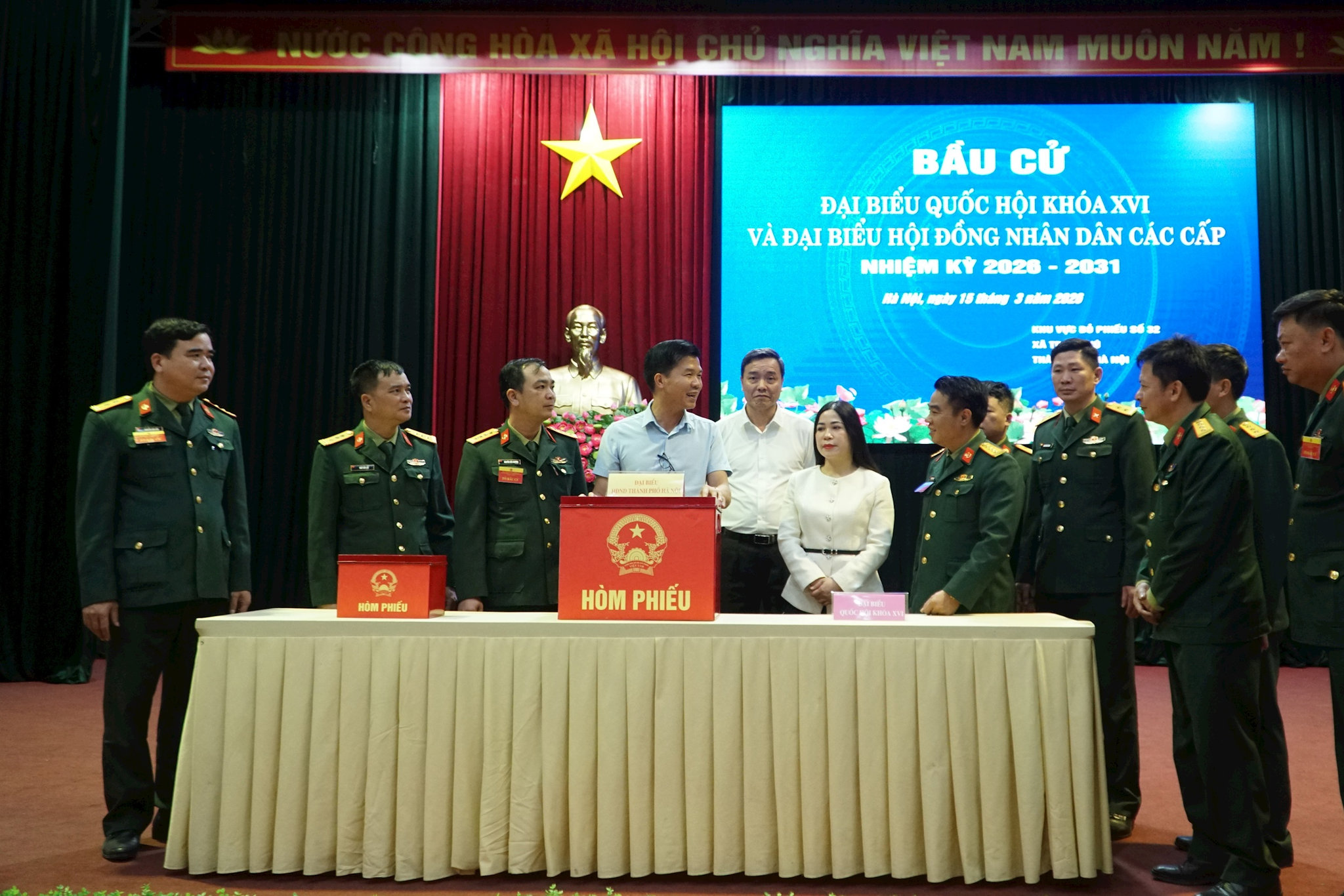 khu-vuc-bo-phieu-so-32-truong-sy-quan-dac-cong-xa-tran-phu-2-.jpg