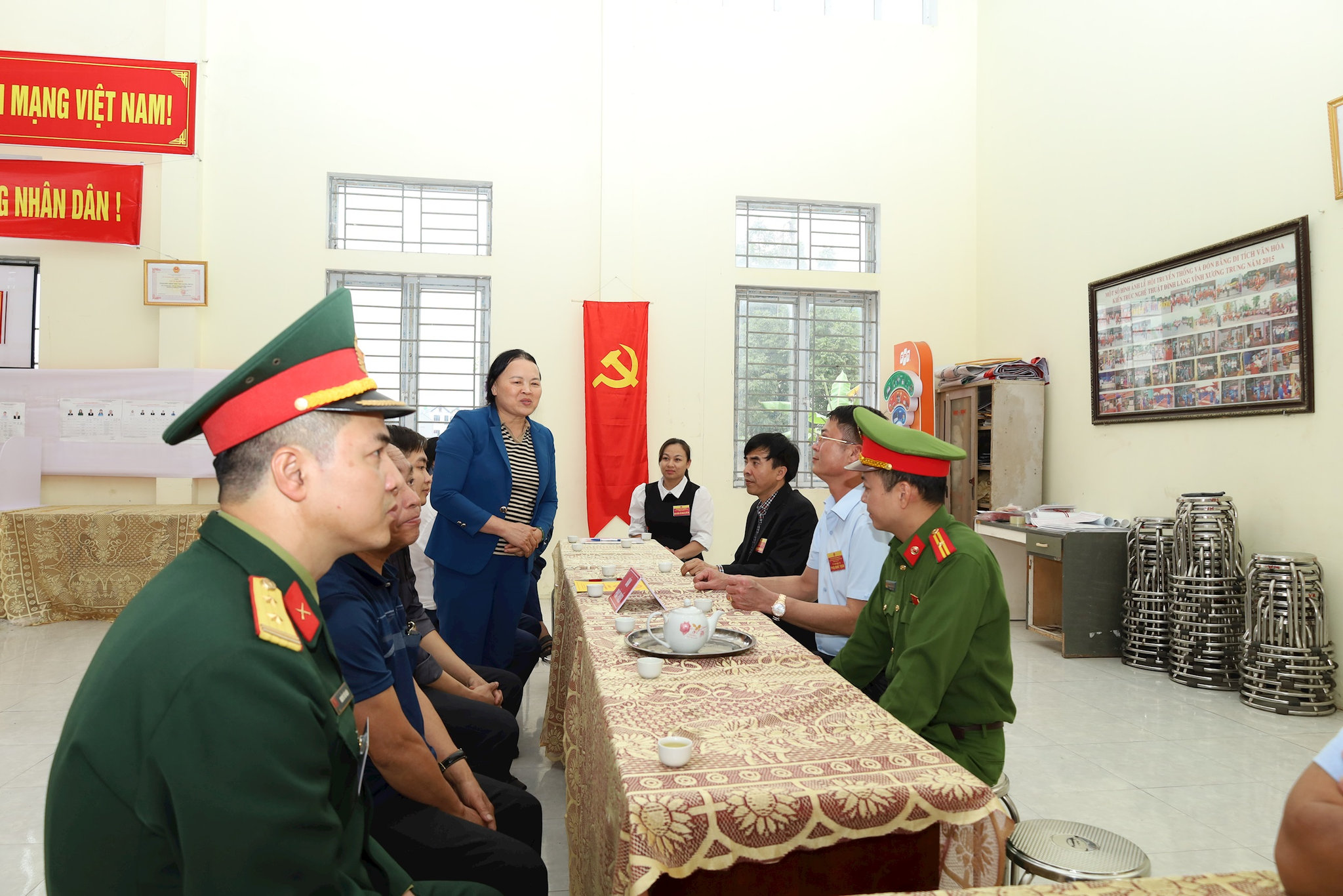 Tổ trưởng Tổ bầu cử số 33 Đinh Thị Vân báo cáo công tác chuẩn bị, sẵn sàng ngày bầu cử an toàn, đúng quy định. Ảnh: Kim Nhuệ