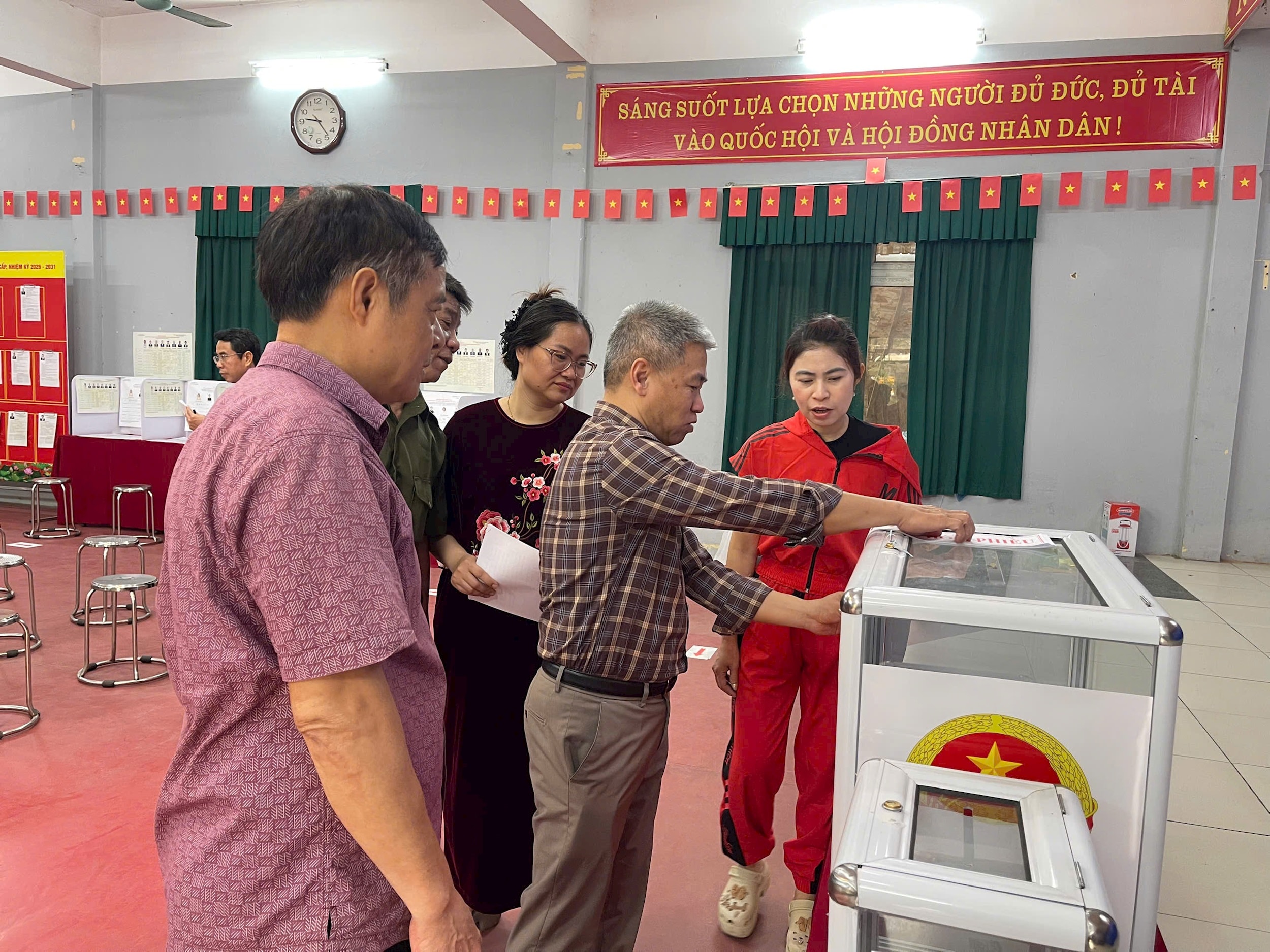 anh-4-thanh-liet-kiem-tra-hom-phieu.jpg