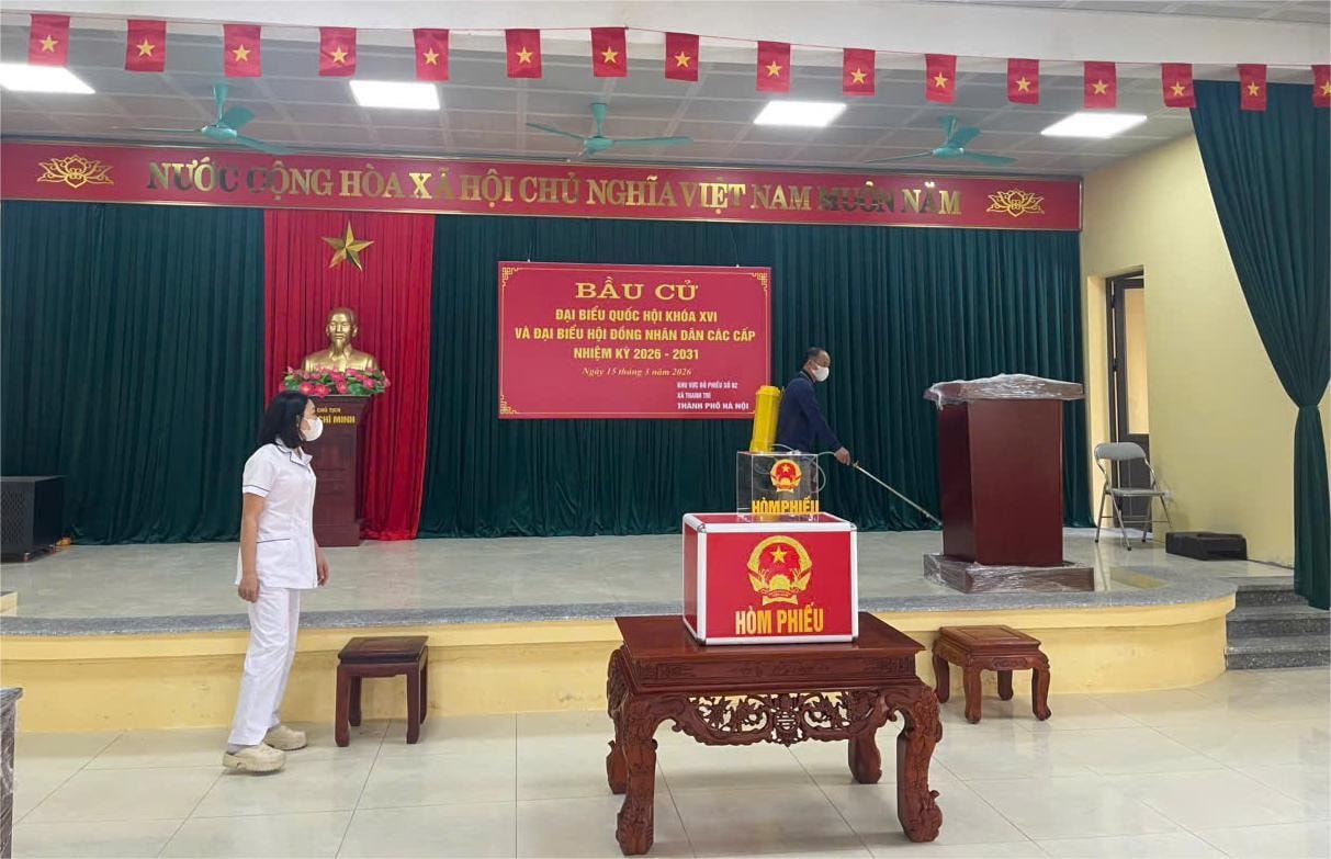 Đến thời điểm hiện tại, 100% khu vực bỏ phiếu đã được kiểm tra dịch tễ, vệ sinh môi trường và phun dung dịch khử khuẩn để hạn chế nguy cơ lây lan dịch bệnh. Ảnh:PV