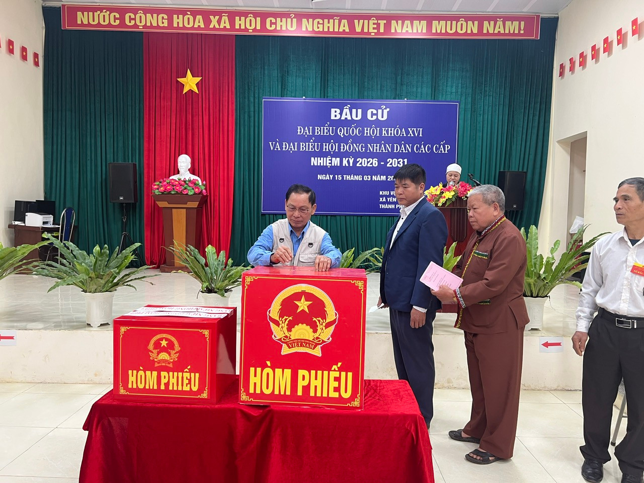 Các cử tri đầu tiên bắt đầu bỏ phiếu