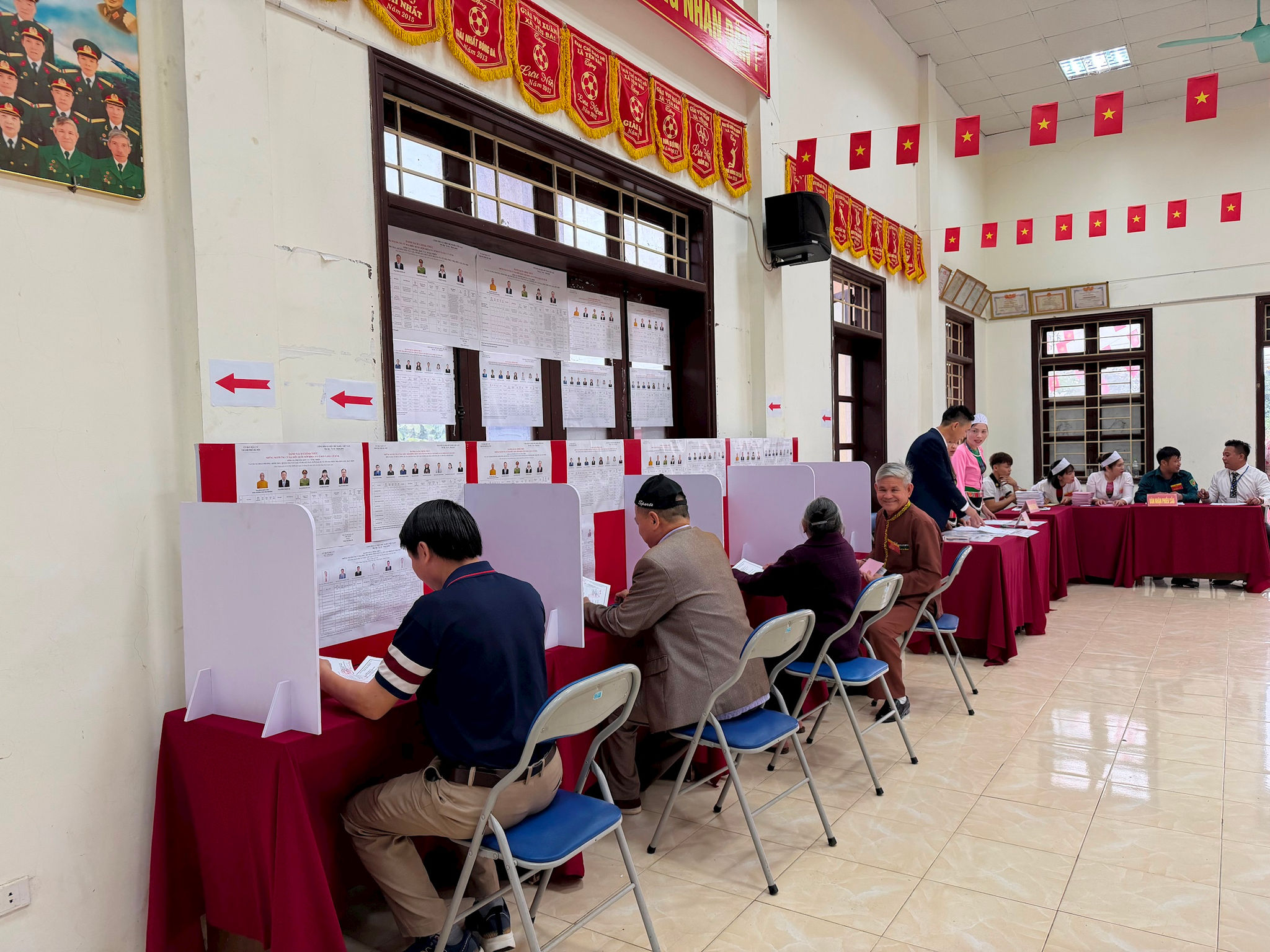 Người dân nghiên cứu về thông tin của các ứng viên