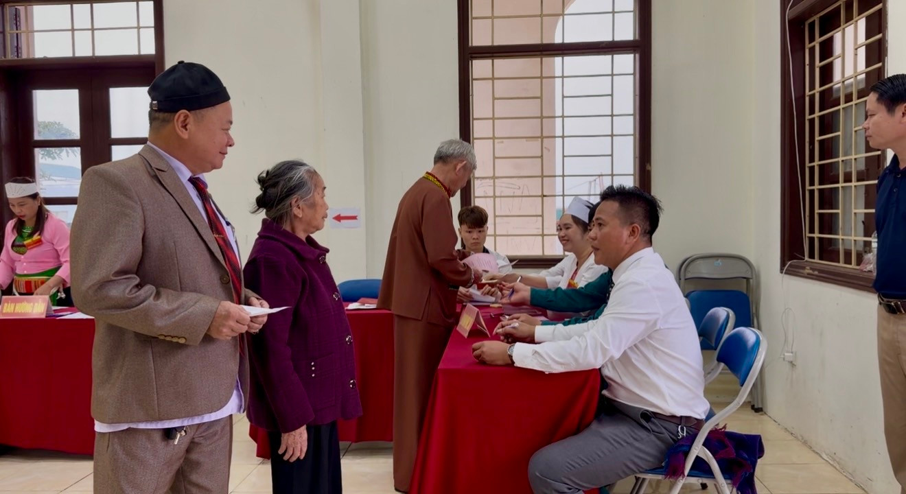 Cử tri nhận phiếu bầu cử