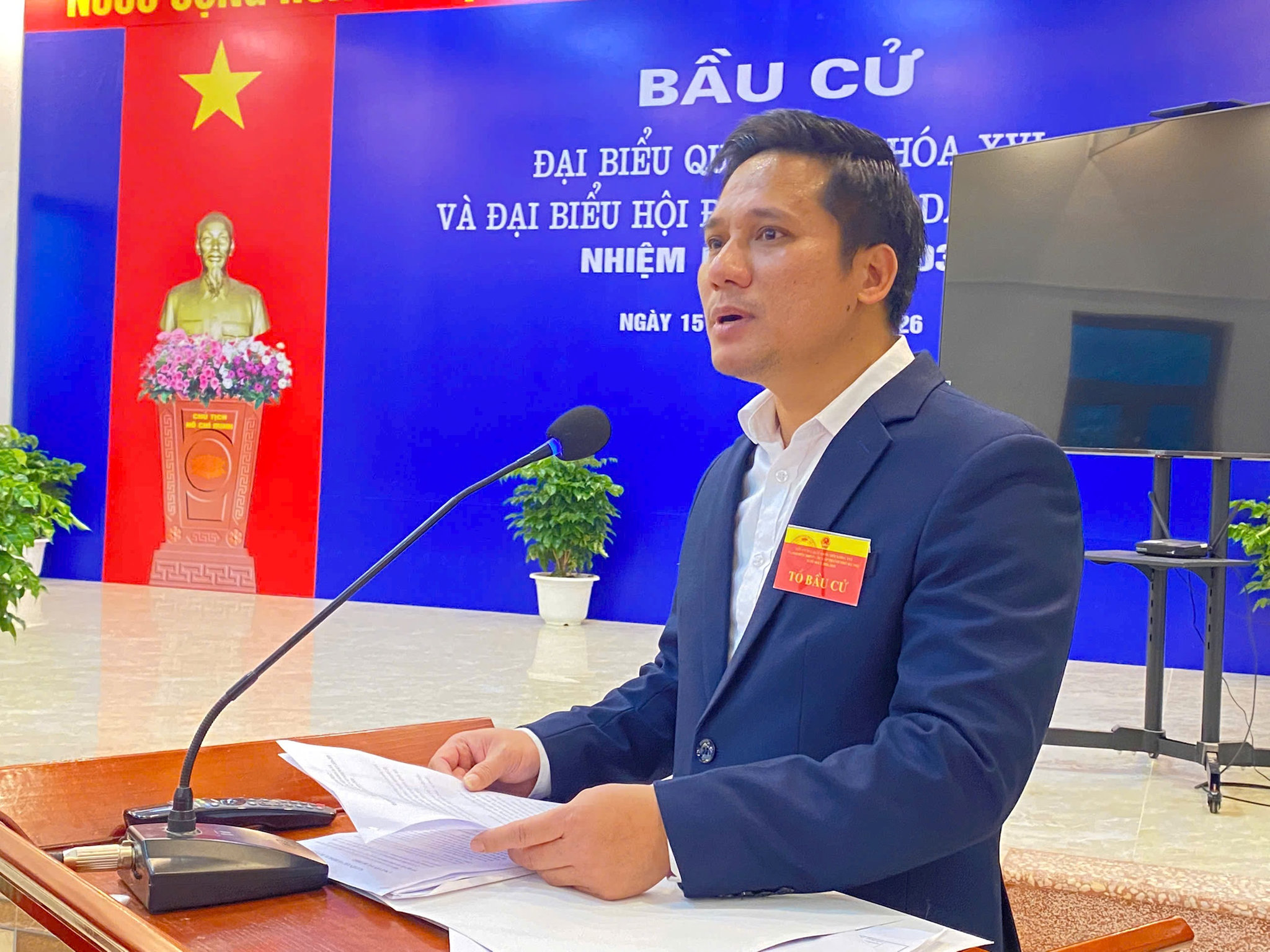 Đồng chí Cao Sơn Tuấn, Bí thư Chi bộ thôn Khê Nữ, tổ trưởng khu vực bỏ phiếu số 4 phát biểu khai mạc. Ảnh: Thanh Hà