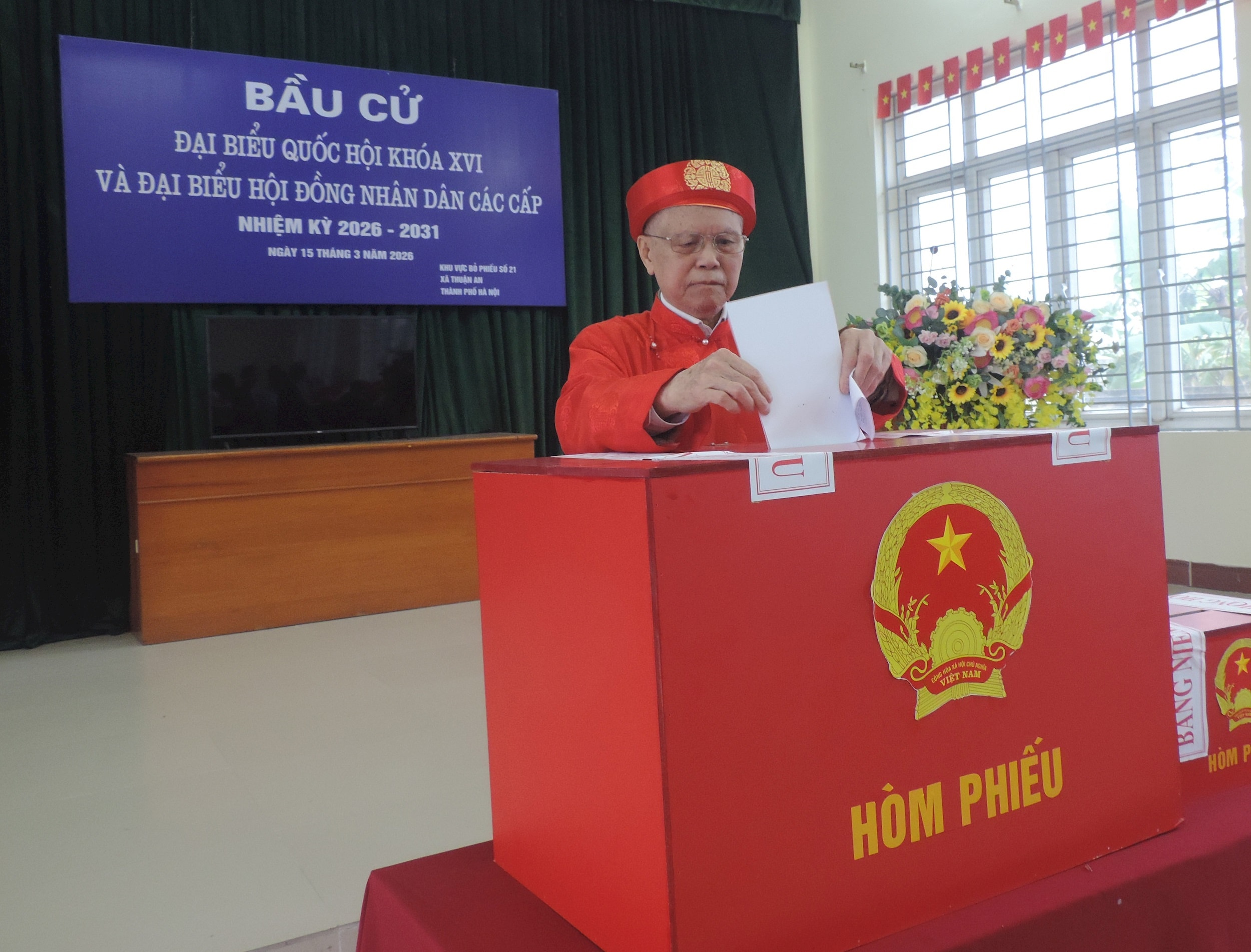 Ông Hoàng Như Đàm, người cao tuổi thôn Trân Tảo bỏ phiếu bầu cử. Ảnh: V