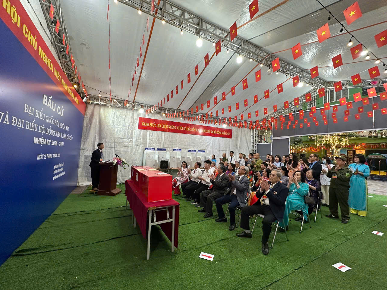 Không khí lễ khai mạc bầu cử tại một khu vực bỏ phiếu trên địa bàn phường Thanh Xuân trong sáng 15-3. Ảnh: Tổ dân