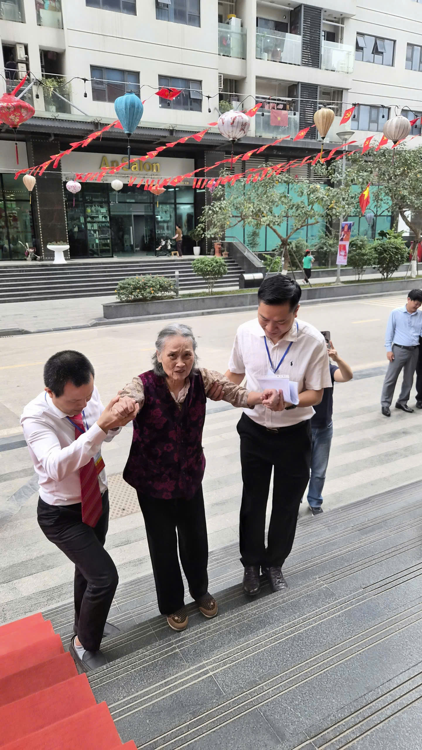 Cử tri cao tuổi được hỗ trợ đến khu vực bỏ phiếu để thực hiện quyền và nghĩa vụ công dân trong ngày bầu cử tại phường Thanh Xuân. Ảnh: Tổ bầu cư