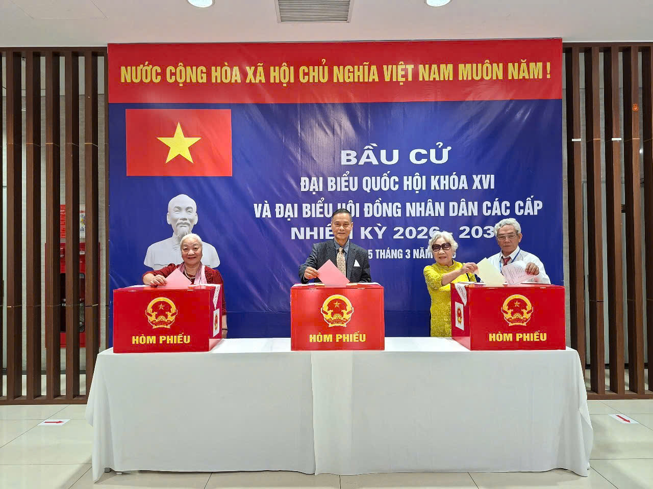 Cử tri tham gia bỏ phiếu tại khu vực bỏ phiếu số 24, phường Thanh Xuân, trong ngày bầu cử đại biểu Quốc hội khóa XVI và đại biểu HĐND các cấp nhiệm kỳ 2026 - 2031. Ảnh: Tổ dân cư
