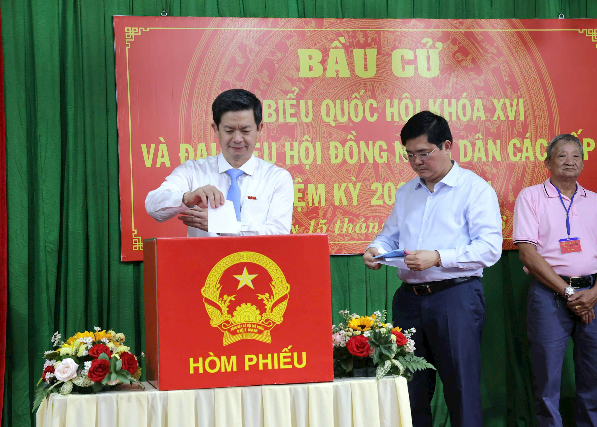 Ông Lê Quang Tùng, Ủy viên Ban Chấp hành Trung ương Đảng, Bí thư Thành ủy Cần Thơ thực hiện bỏ phiếu tại Tổ bầu cử số 22.