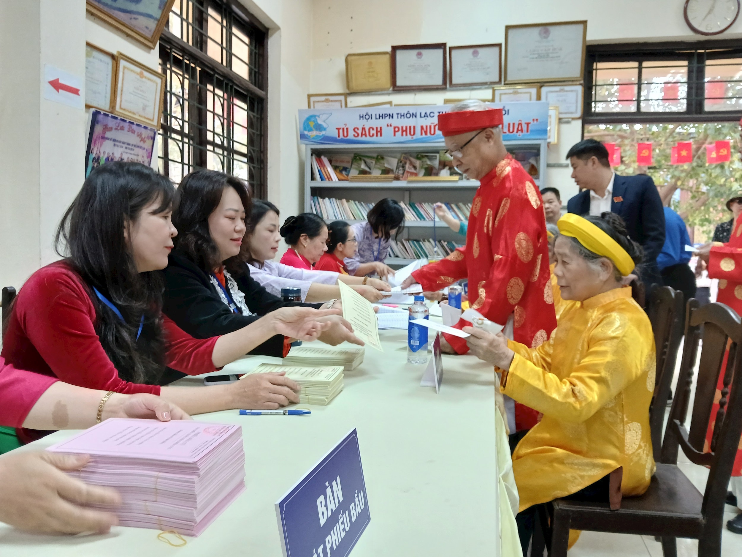 Gli elettori anziani hanno espresso il loro voto presso il seggio elettorale n. 2 del comune di Ngoc Hoi. Foto: Hoang Quyet