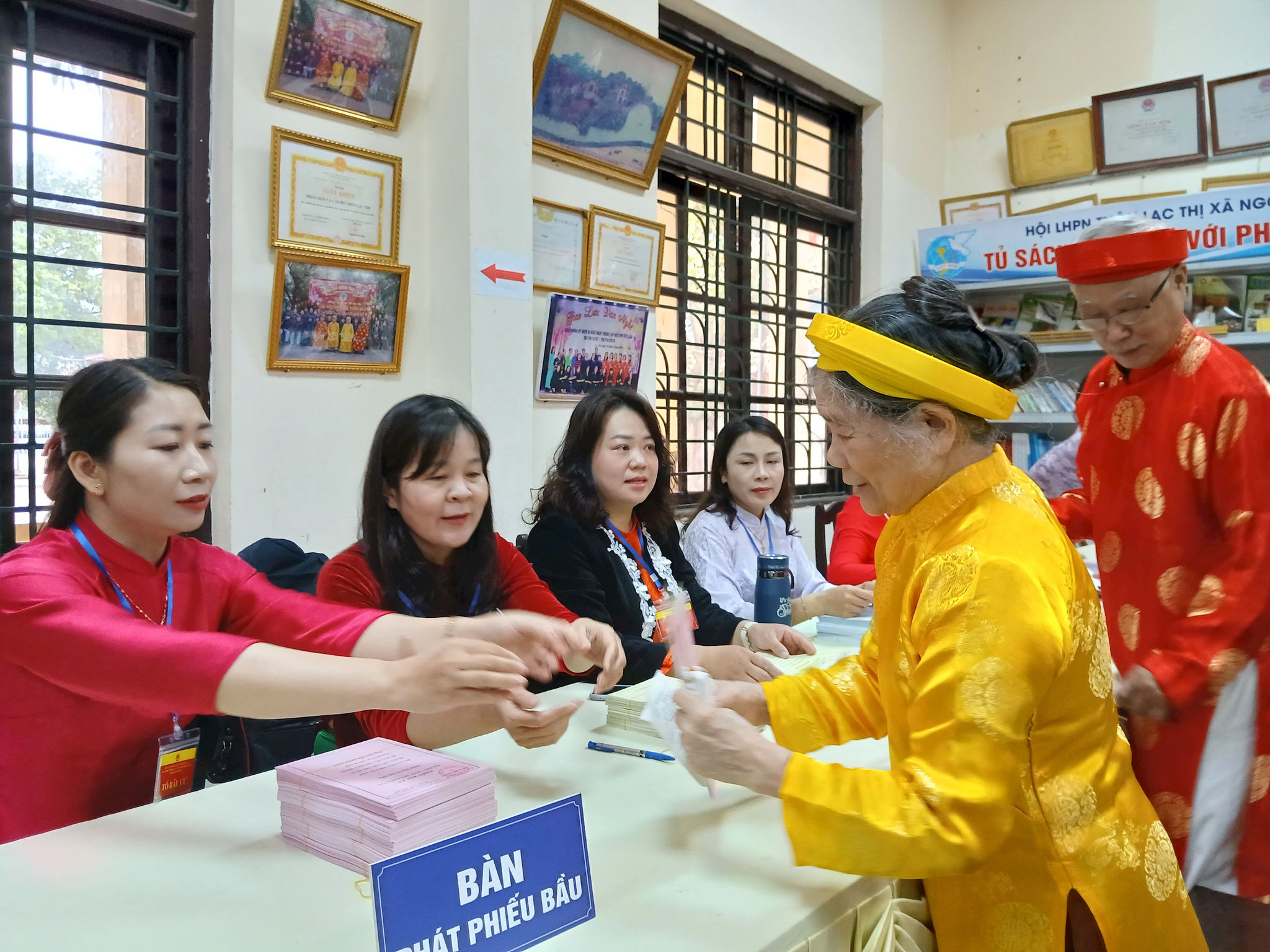 Cử tri thôn Lạc Thị đến bỏ phiếu tại Khu vực bầu cử số 2. Ảnh: Hoàng Quyết