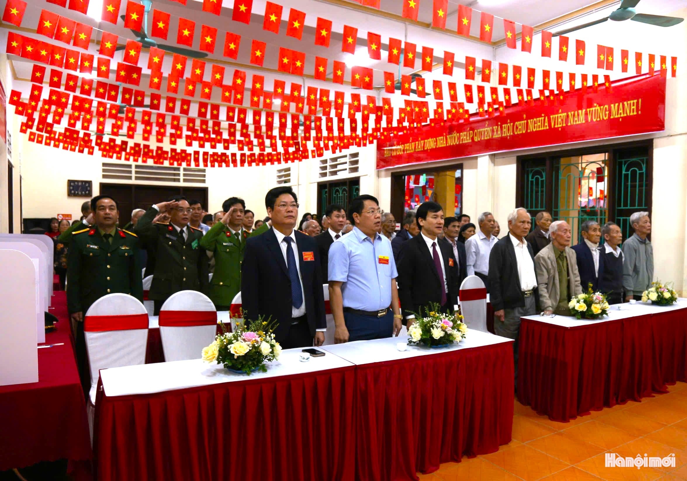 Các đại biểu thực hiện nghi lễ Chào cờ.