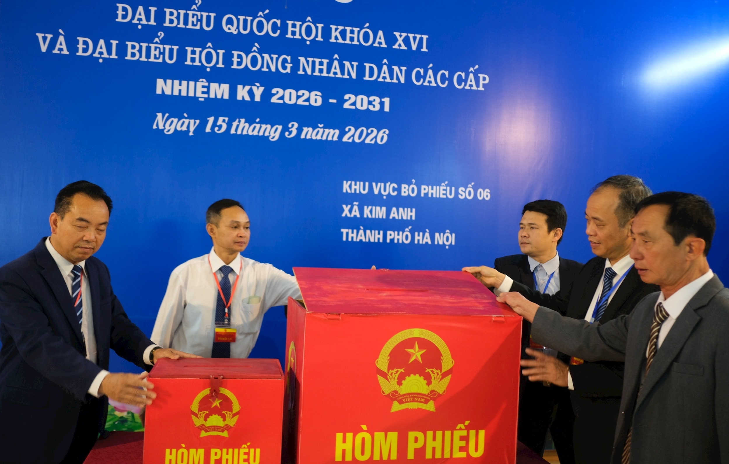 Bí thư Đảng ủy xã Kim Anh Đỗ Xuân Huân (thứ 2 từ phải sang trái) kiểm tra hòm phiếu tại khu vực bầu cử số 6, sáng 15-3. Ảnh: Sỹ