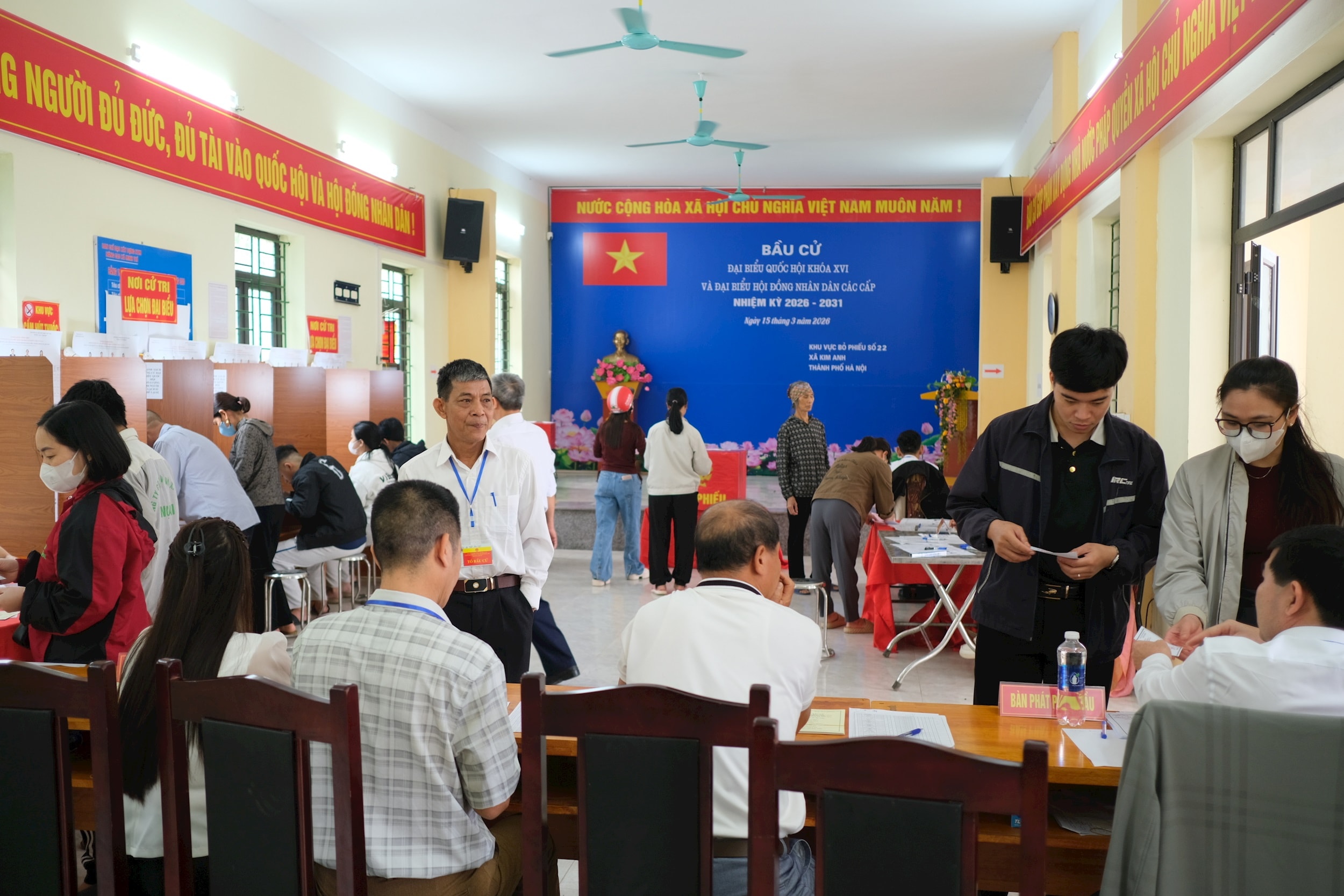 Người dân tham thực hiện quyền và trách nhiệm công dân bỏ phiếu bầu cử tại khu vực bầu cử số 22 xã Kim Anh. Ảnh: Sỹ Hào