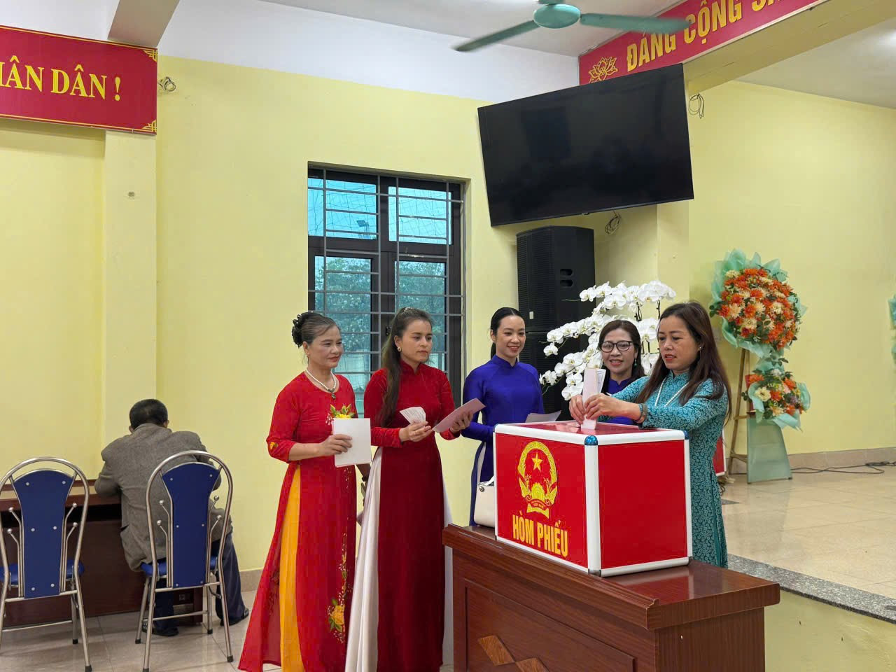 Cử tri đi bỏ phiếu tại Tổ bầu cử số 14, thôn Vin