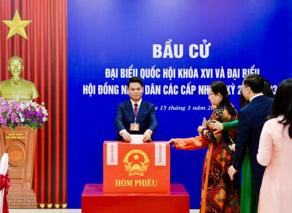 Chủ tịch UBND thành phố Hải Phòng Lê Ngọc Châu cùng với các cử tri đi bầu cử tại phường Hải An.