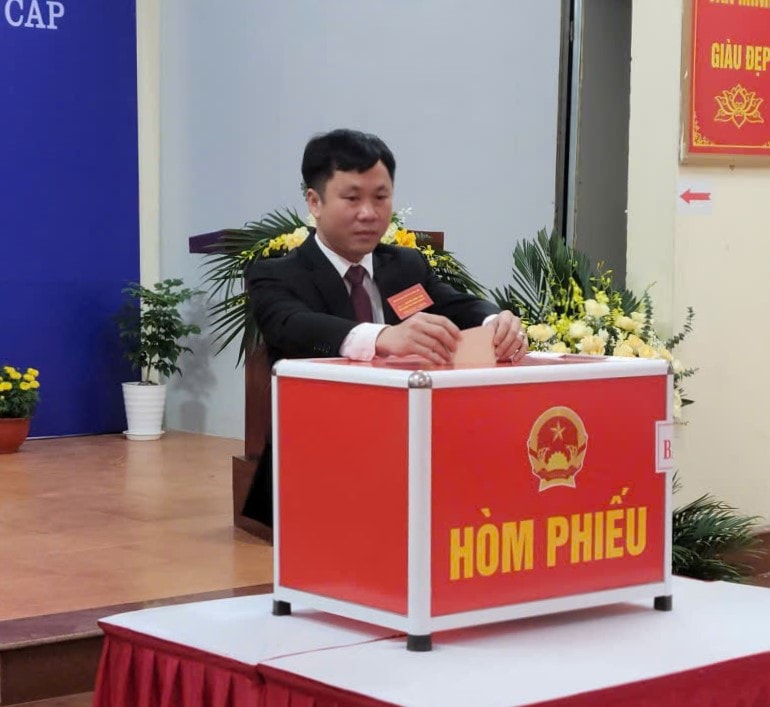 Cán bộ, lãnh đạo xã Phúc Thọ và cử tri tham gia bỏ phiếu. Ảnh: Phú Đạt