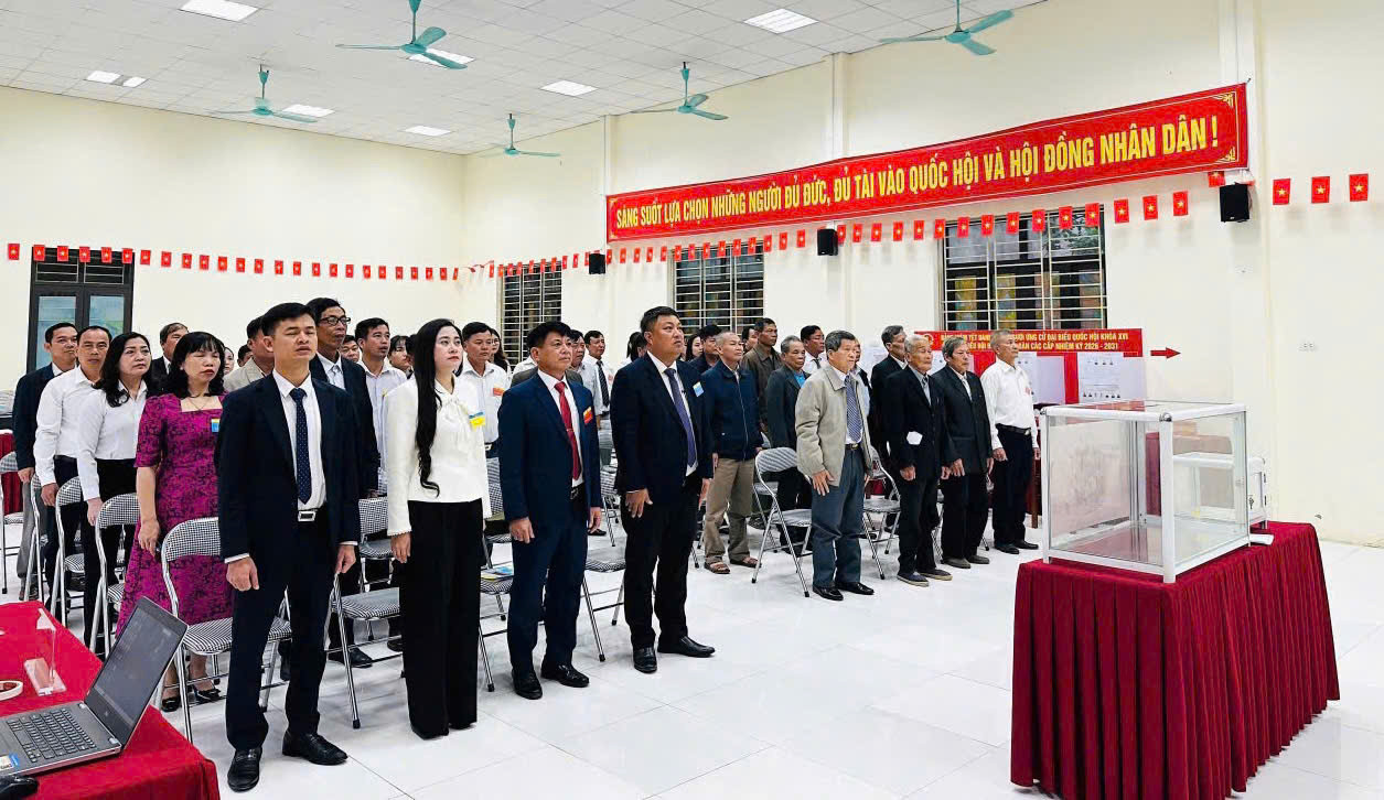 Khu vực bỏ phiếu số 6 có đồng chí Trần Sỹ Đạt, Uỷ viên BTV, Phó Chủ tịch UBND xã Mê Linh dự