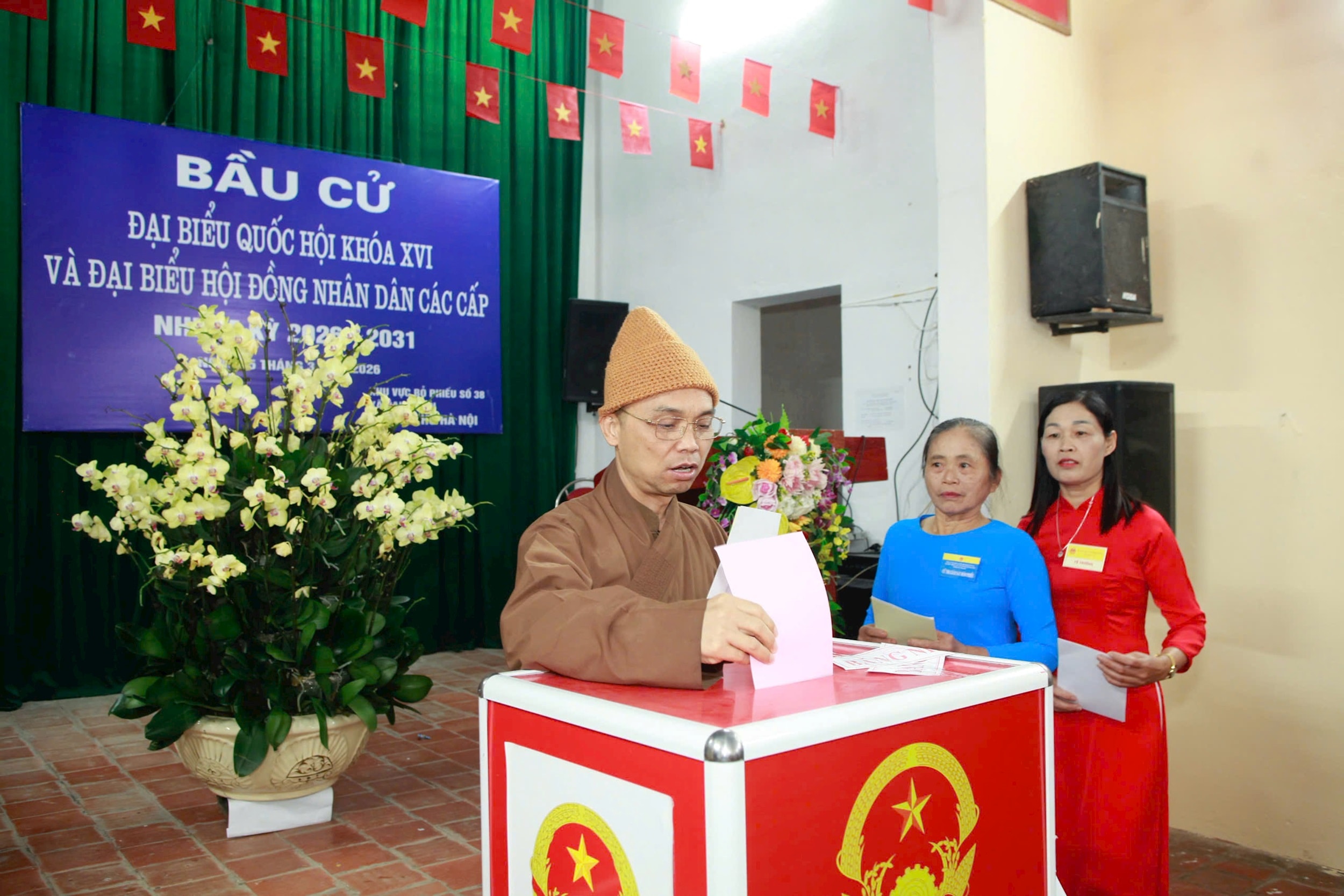 Thượng tọa Thích Thanh Vịnh, trụ trì chùa Viên Minh bỏ lá phiếu đầu tiên sau khai mạc tại khu vực bỏ phiếu số 38 thôn Quang Lãng. Ảnh: Hồng Nhung