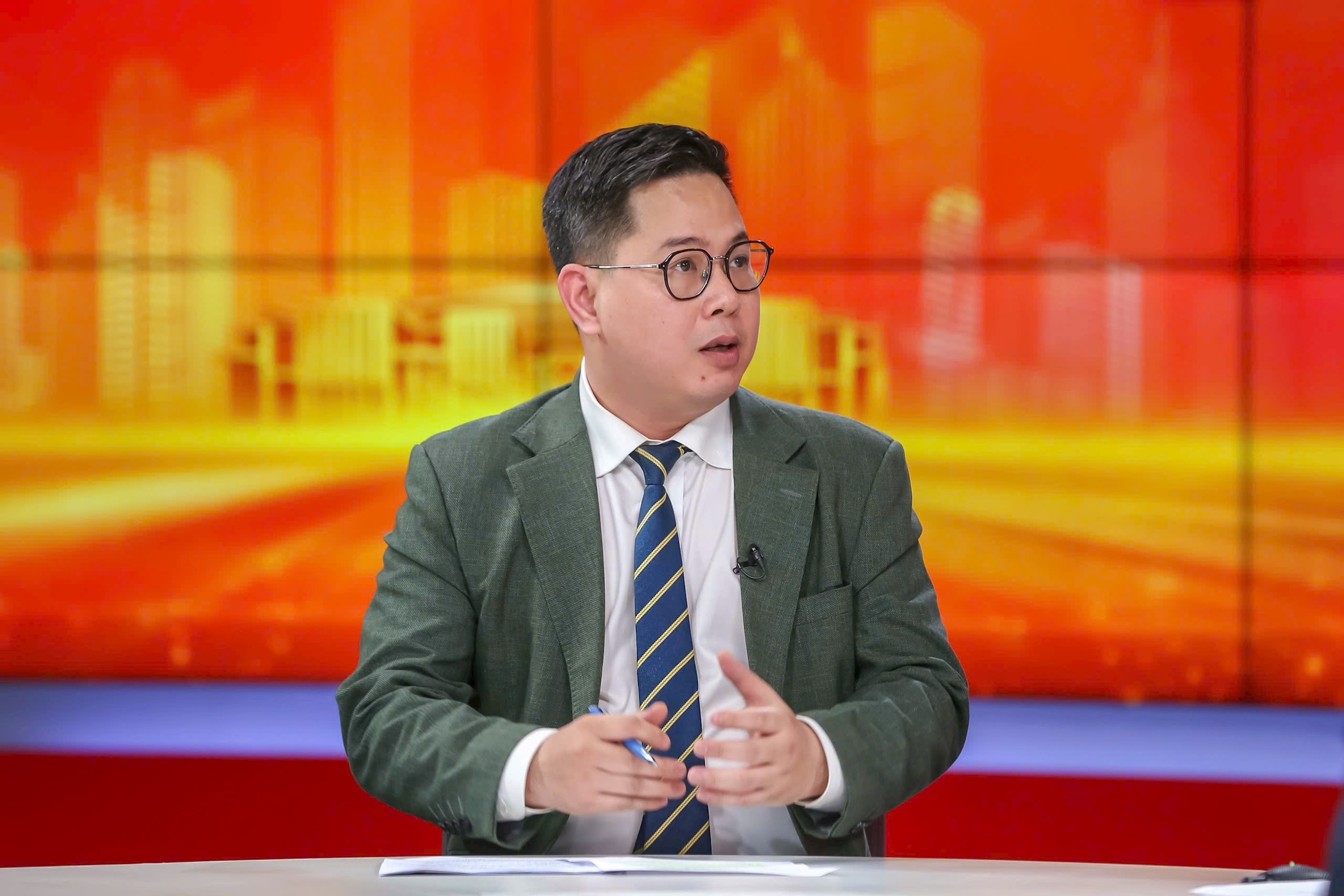PGS.TS Trần Thành Nam trao đổi tại chương trình. Ảnh: Duy Khánh