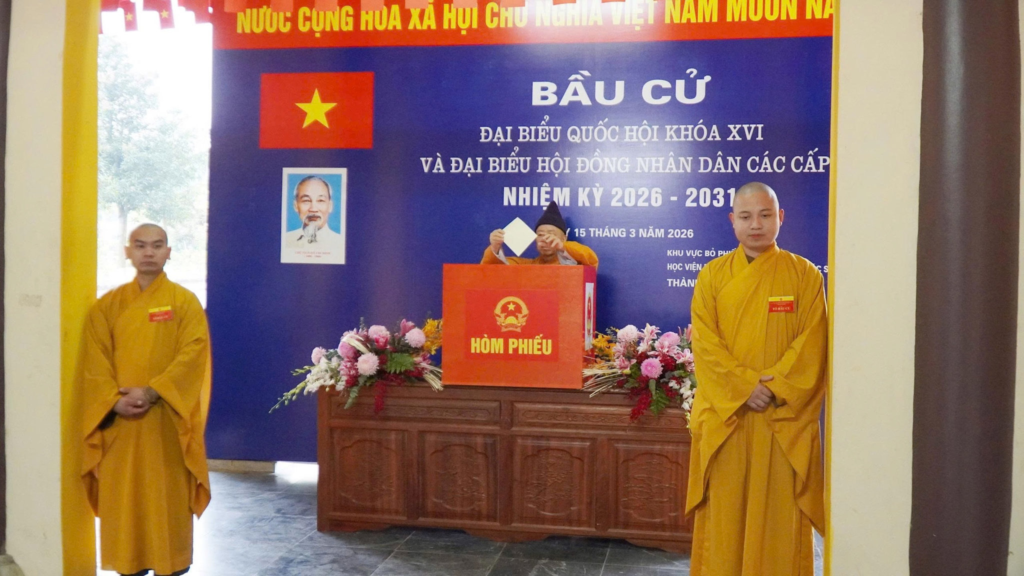 Hoà thượng Thích Thanh Quyết bỏ phiếu. Ảnh: Nhuận Nguyện.