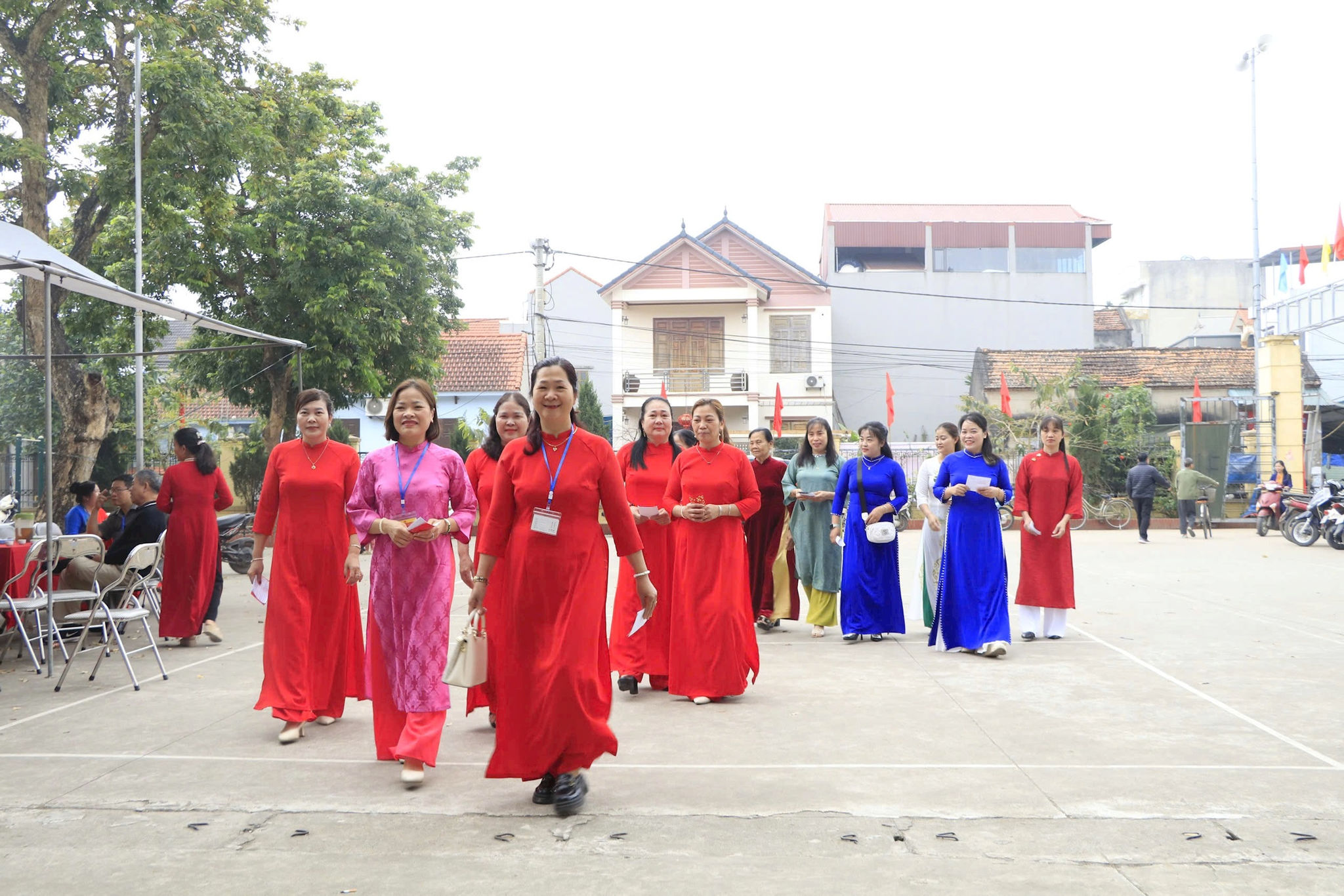 ao-dai-quat-dong.jpg