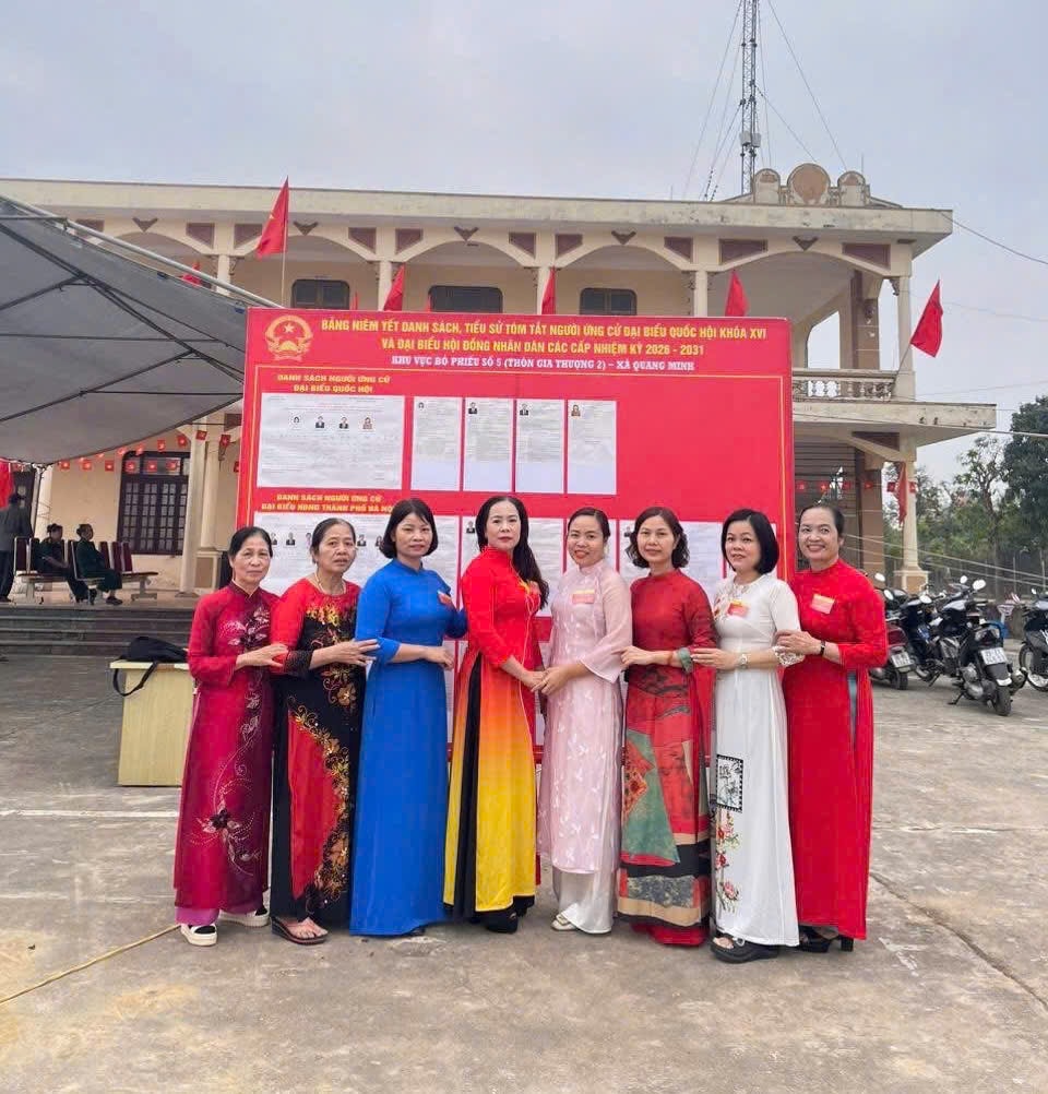 Phụ nữ Quang Minh rạng rỡ áo dài trong ngày bầu cử- Ảnh 5.