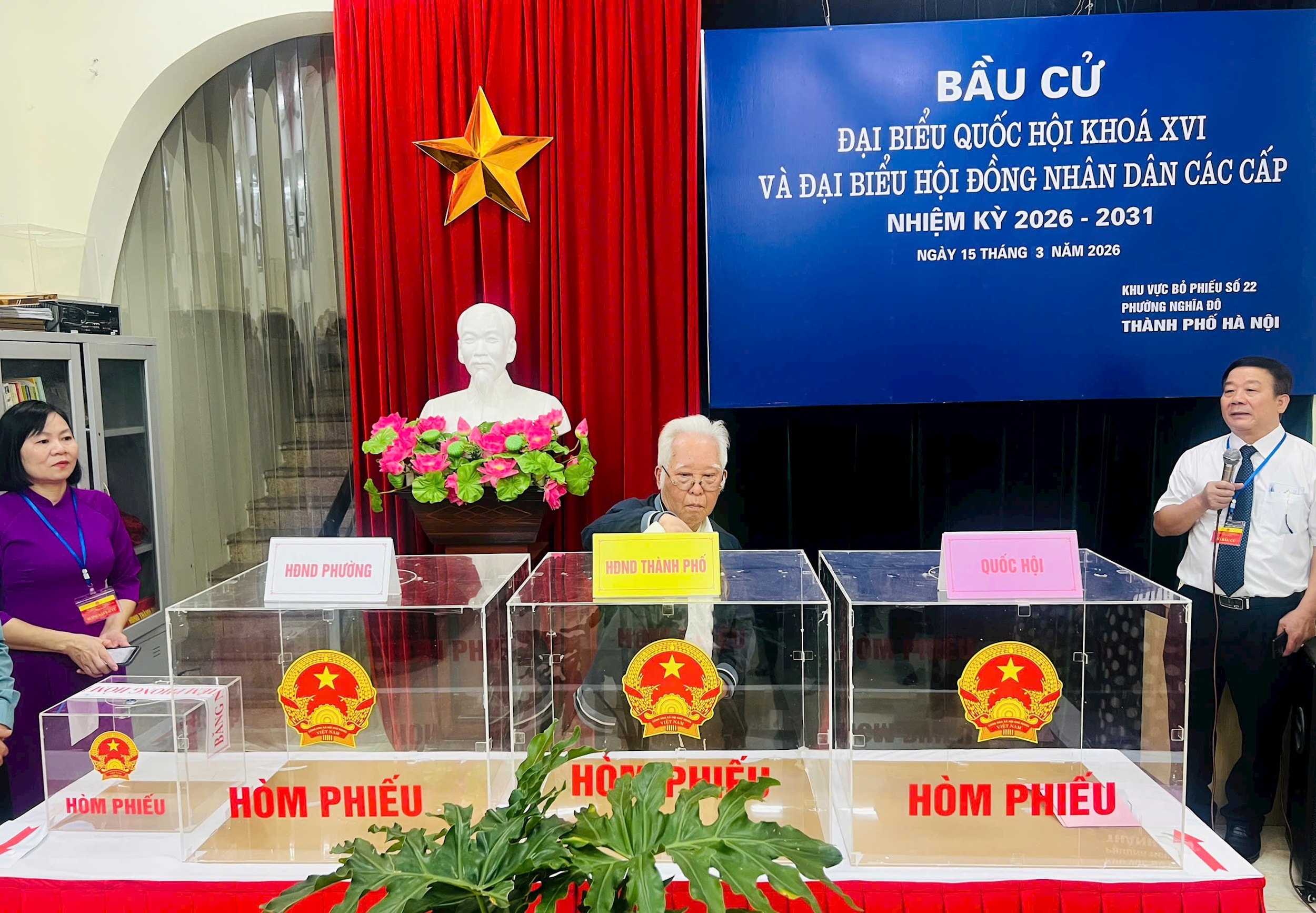 Ông Nguyễn Xuân Tiến (87 tuổi), 65 năm tuổi Đảng, cử tri đầu tiên bỏ phiếu tại khu vực bỏ phiếu số 22, phường Nghĩa Đô