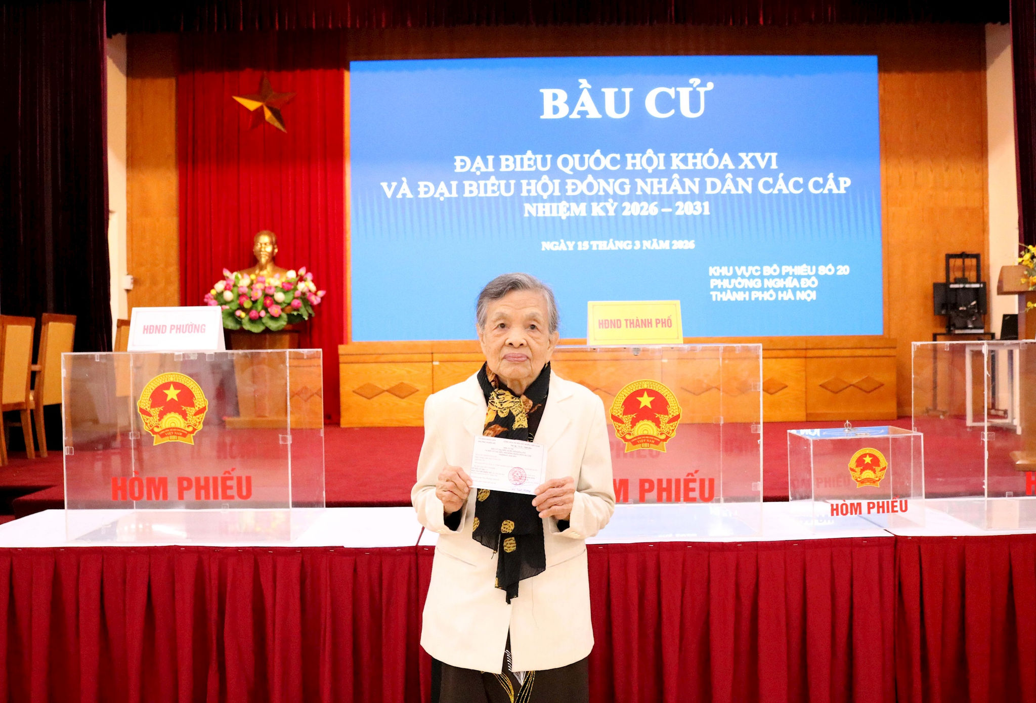 Cụ Trịnh Thị Cận (sinh năm 1935), Cựu Thanh niên Xung phong, chiến sĩ tiếp quản Thủ đô, nguyên Giảng viên Học viện Chính trị Quốc gia Hồ Chí Minh có mặt từ sáng sớm tại khu vực bỏ phiếu số 20 chờ bỏ phiếu, thực hiện quyền bầu của của mình. Ảnh: PV