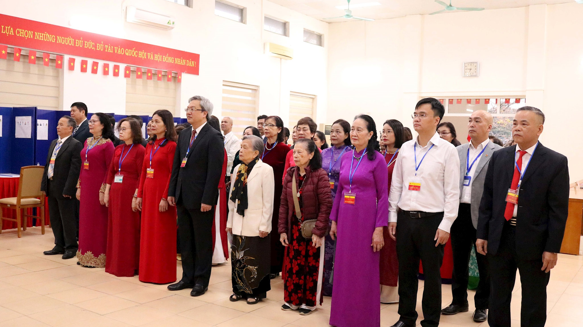 Lãnh đạo phường Nghĩa Đô cùng các cụ cao niên và cử tri chào cờ, khai ma