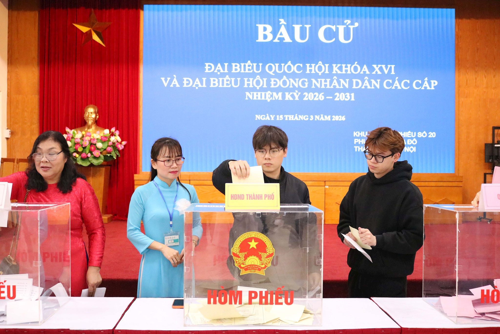 Cử tri hào hứng thực hiện