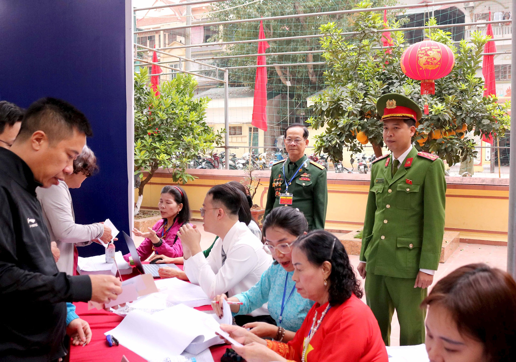 Lực lượng Công an túc trực, đảm bảo an ninh trật tự cho các khu vực bỏ phiếu. Ảnh: PV