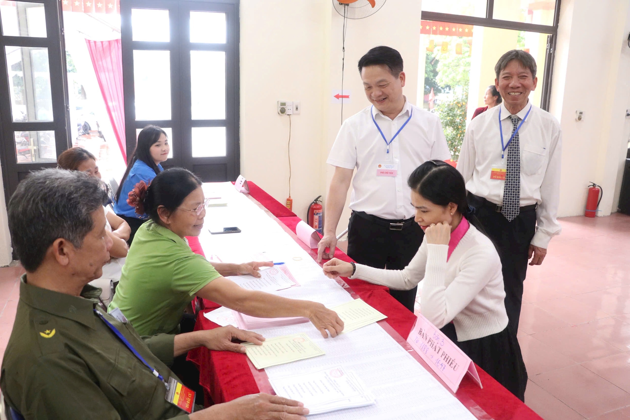 Phó Chủ tịch UBND xã Phù Đổng kiểm tra điểm bỏ phiếu tại thôn Lã Côi. Đến 4h chiều 15-3, tỷ lệ đi cử tri ở Phù Đổng hoàn thành bỏ phiếu đạt 98,79%. Ảnh: N.T