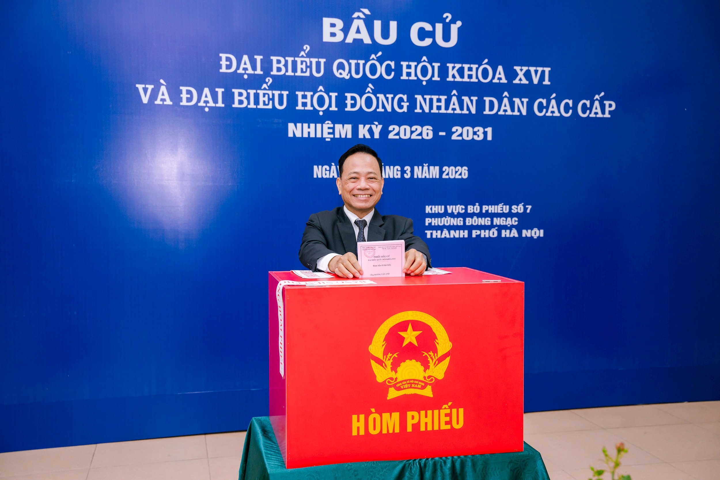 Cử tri phường Đông Ngạc với nụ cười rạng rỡ trong ngày bầu cử. Ảnh: Trần Thảo
