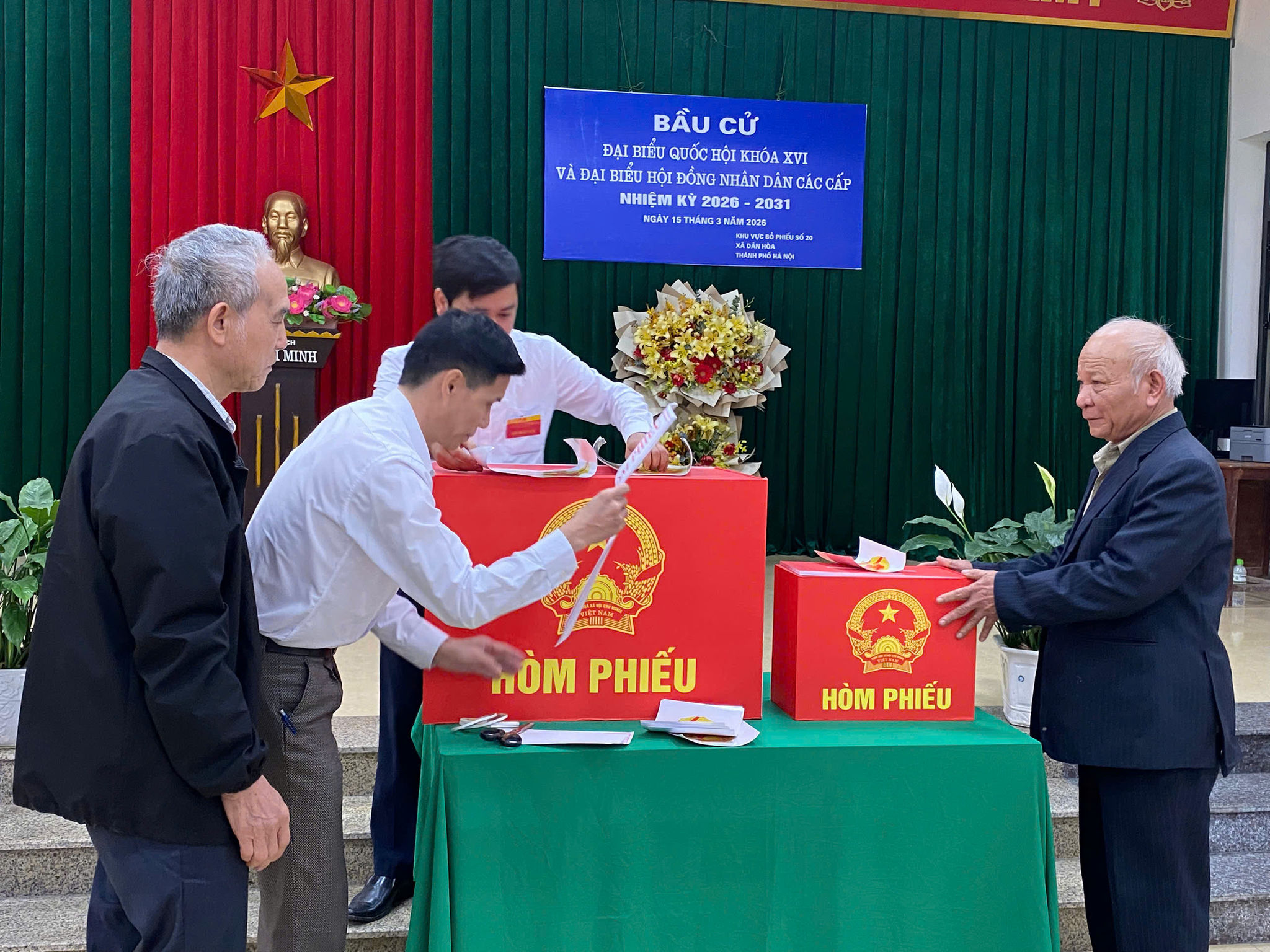 Tổ công tác kiểm tra hòm phiếu. Ảnh: Lê D