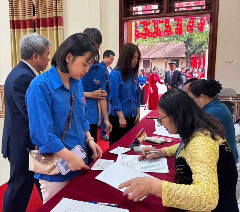 Đoàn viên thanh niên phường Việt Hưng tiên phong đi bỏ phiếu sớm. Ảnh: B.Du