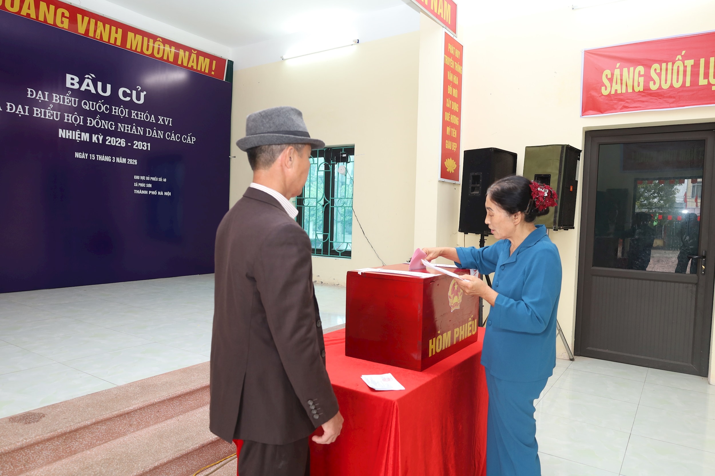 Những cử tri cuối cùng của khu vực bầu cử số 20 (thôn Mỹ Tiên, xã Phúc Sơn) hoàn thành công tác bầu cử. Ảnh: Kim Nhuệ