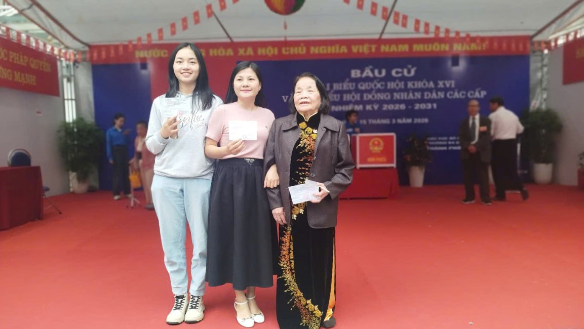 gia-dinh-ba-the-he-di-bau-cu.jpg