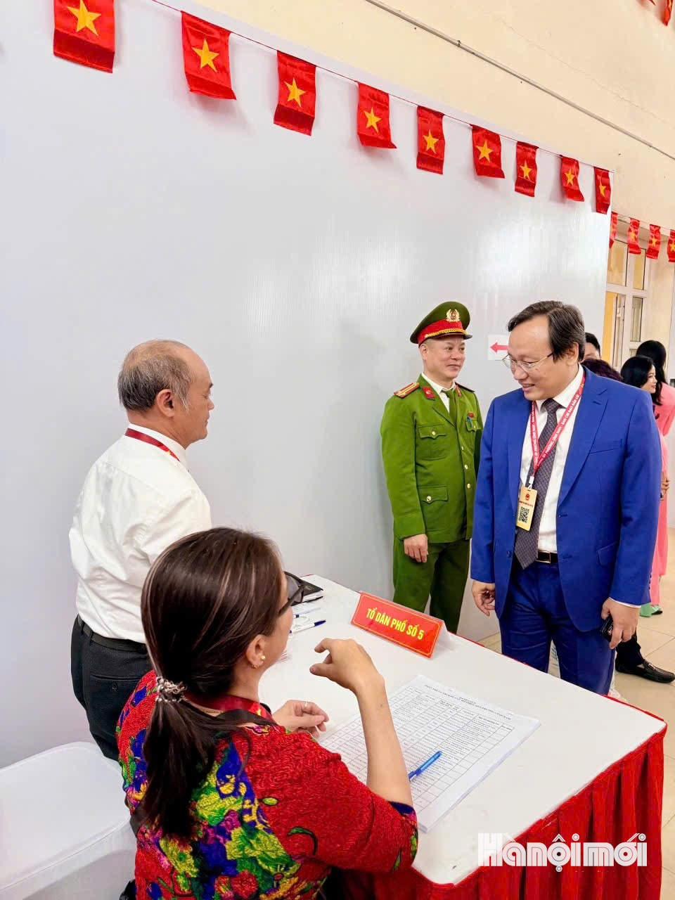 Ông Đỗ Thanh Tùng, Bí thư Đảng ủy, Chủ tịch HĐND phường Lĩnh Nam kiểm tra công tác tổ chức bầu cử và động viên các thành viên tổ bầu cử. Ảnh: P