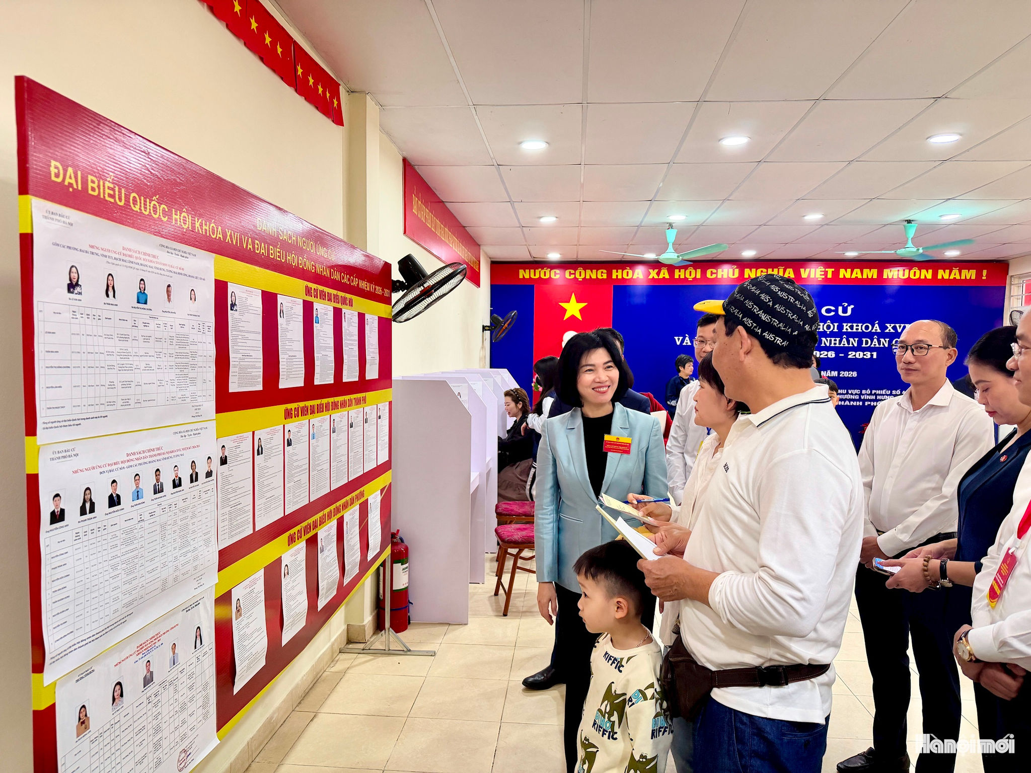 Chủ tịch HĐND thành phố Hà Nội Phùng Thị Hồng Hà giao lưu với cử tri trên địa bàn phường Vĩnh Hưng. Ảnh: Duy Anh