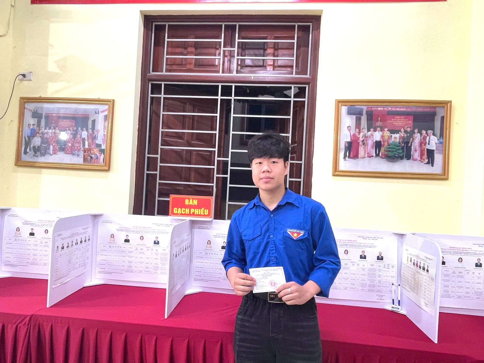 Cư tri trẻ tuổi lần đầu cầm lá phiếu trên tay