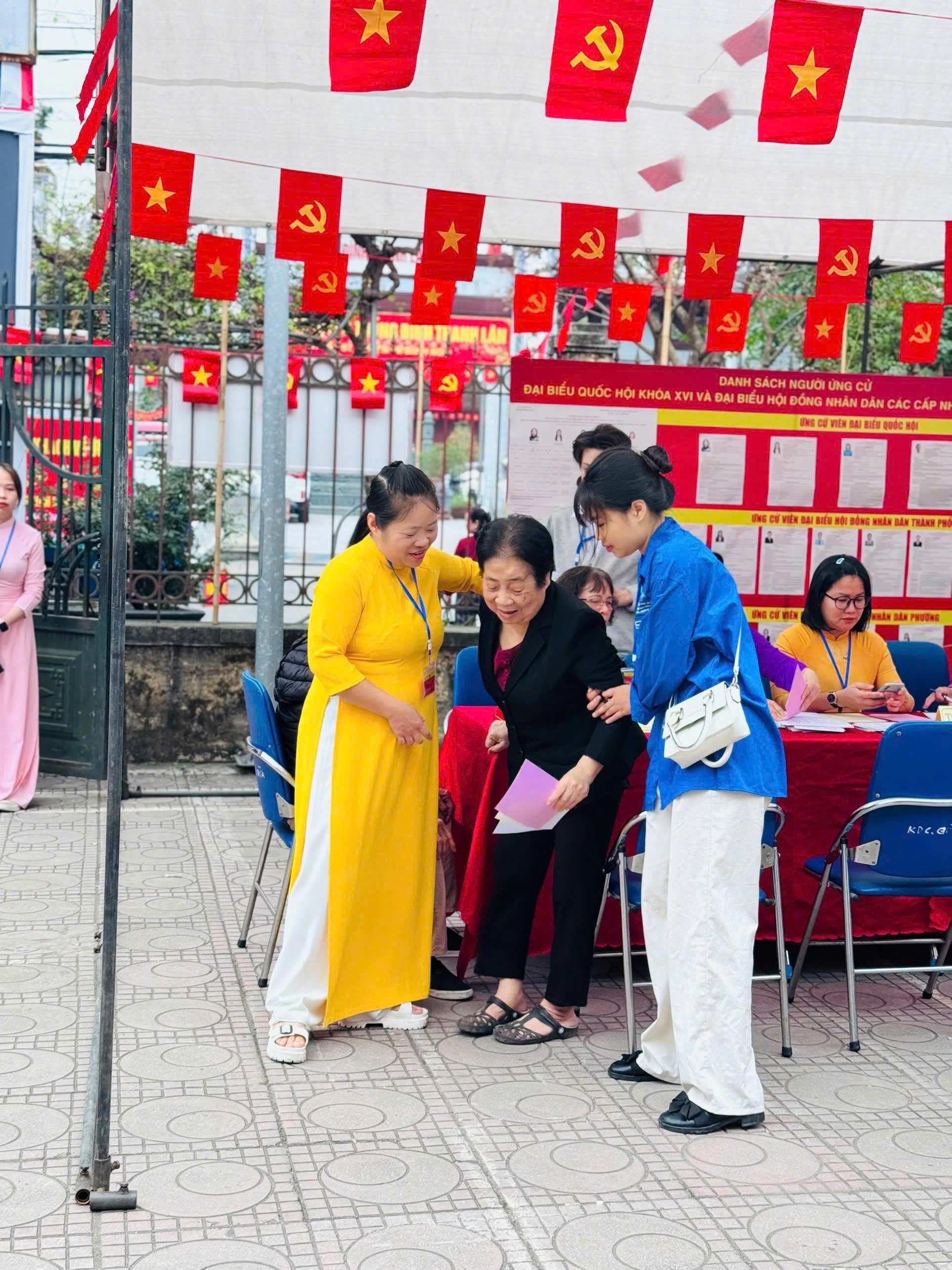 Đoàn viên, thanh niên hỗ trợ người cao tuổi đi lại khó khăn. Ảnh: ĐTN