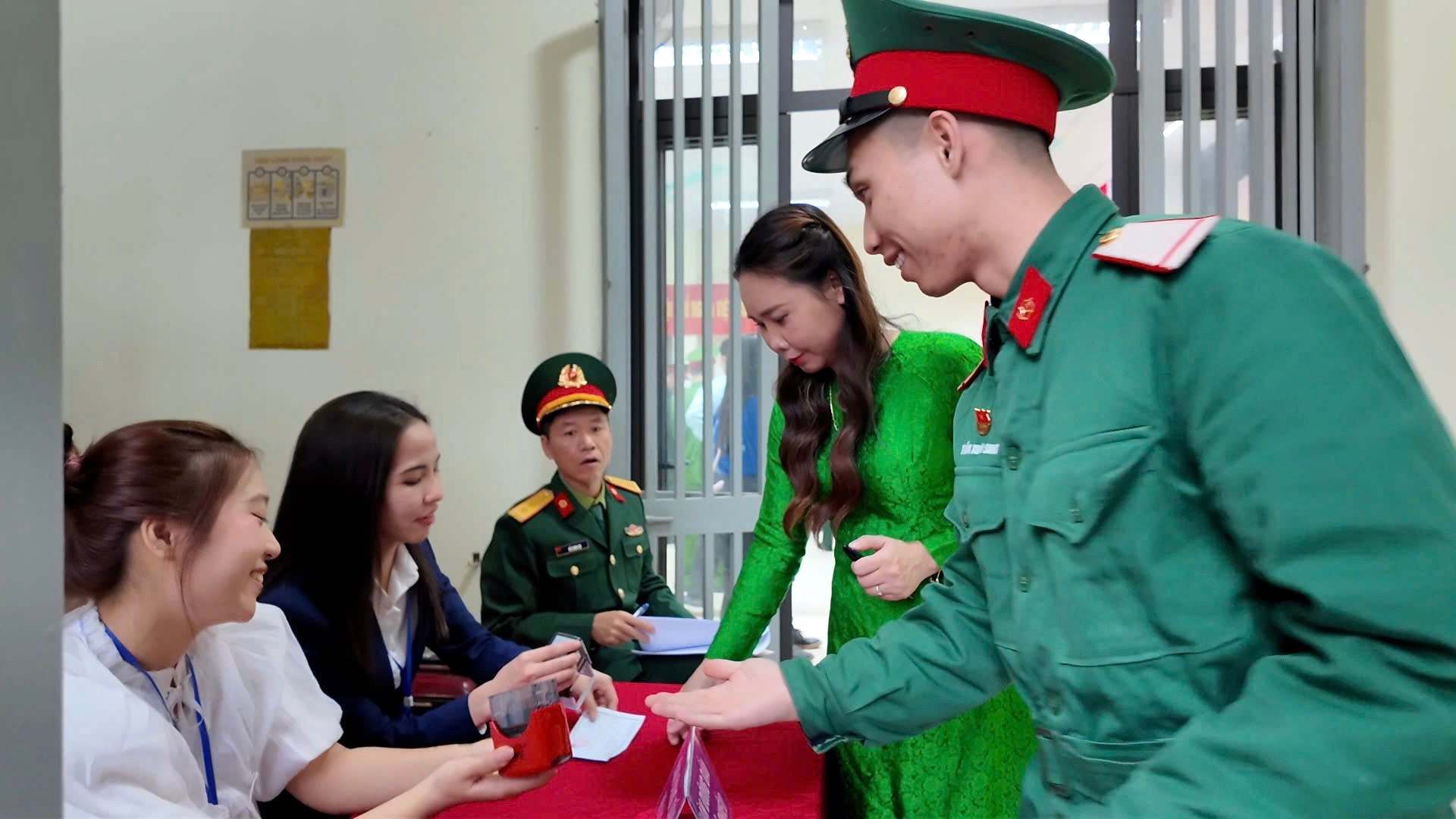 Tại Khu vực bỏ phiếu số 2 (đơn vị bầu cử số 1), ngày hội cũng diễn ra trong không khí phấn khởi, tràn đầy hạnh phúc. Ảnh: Công Sơn